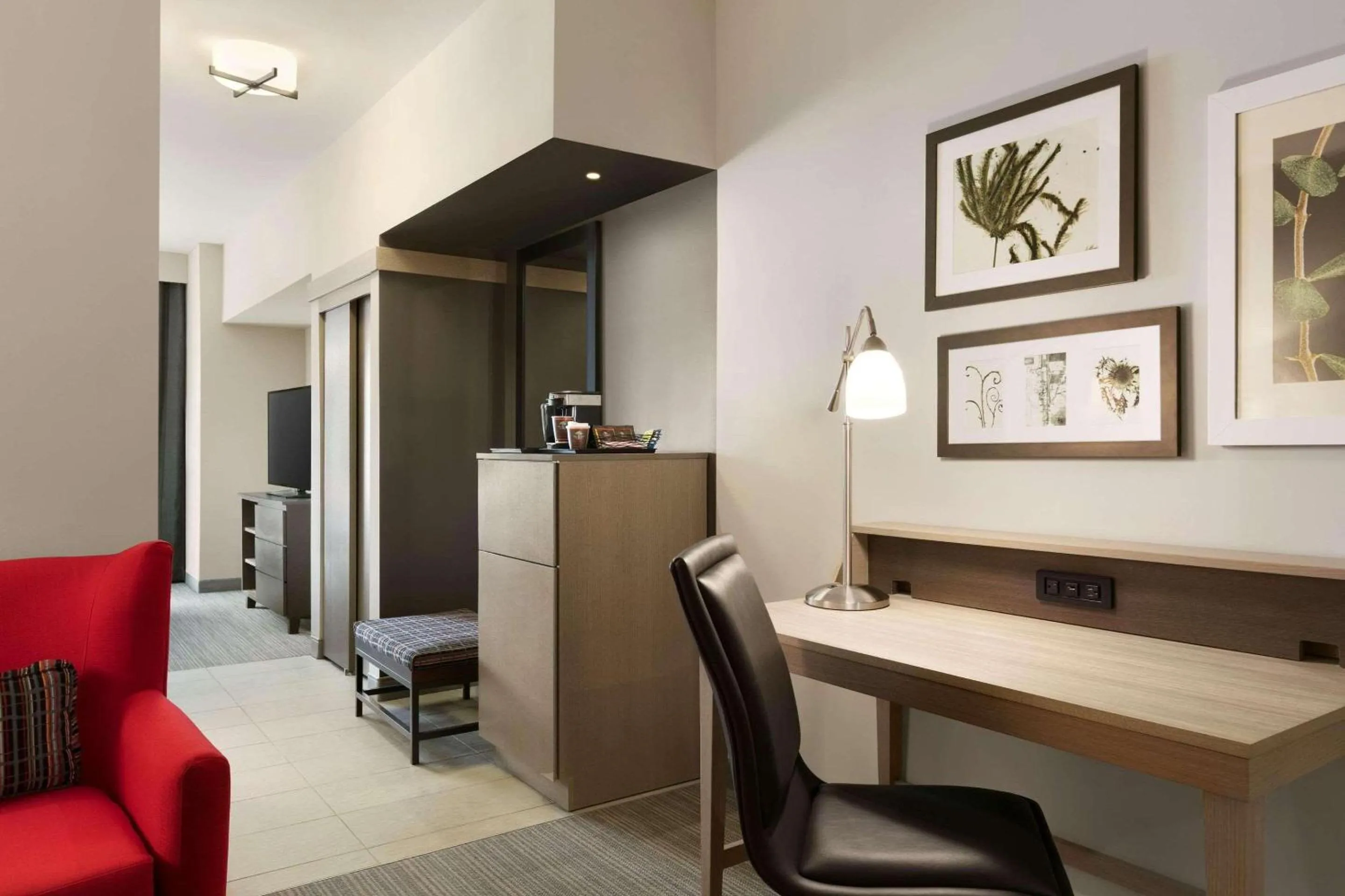 Bedroom in Country Inn & Suites by Radisson, Charlottesville-UVA, VA