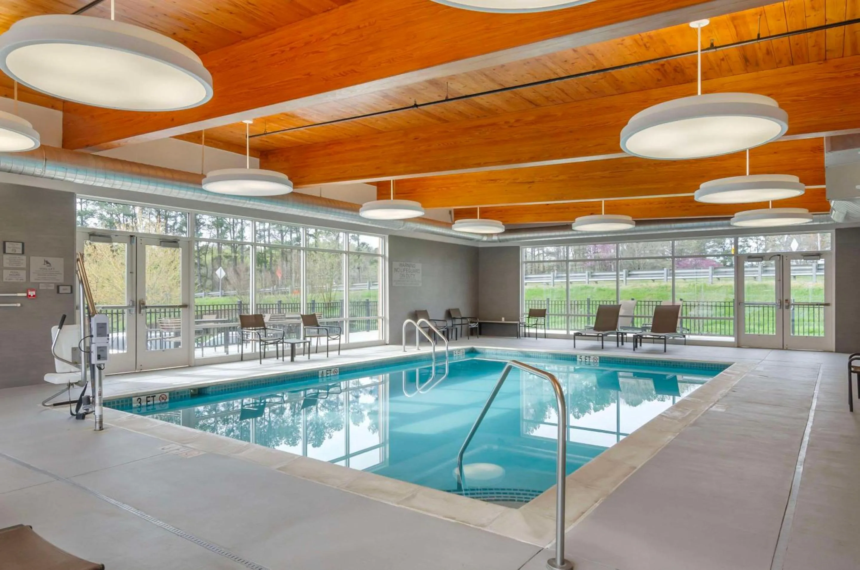 Swimming pool in Country Inn & Suites by Radisson, Charlottesville-UVA, VA