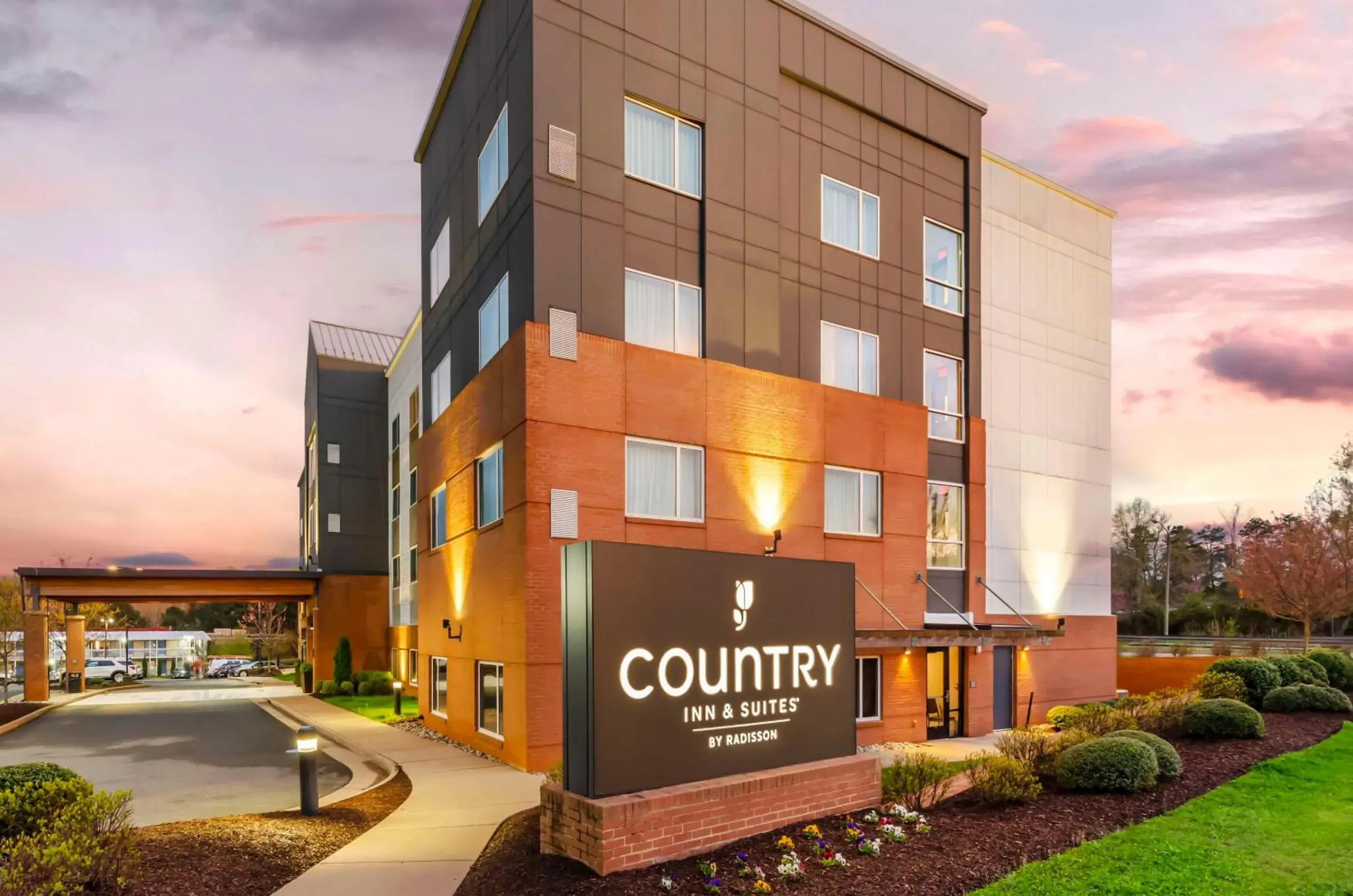 Property building in Country Inn & Suites by Radisson, Charlottesville-UVA, VA Property building in Country Inn & Suites by Radisson, Charlottesville-UVA, VA