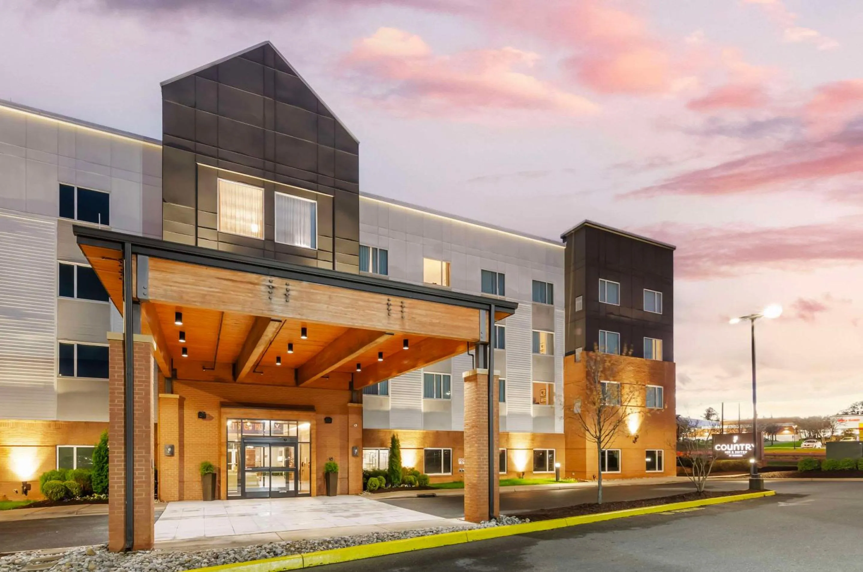 Property building in Country Inn & Suites by Radisson, Charlottesville-UVA, VA