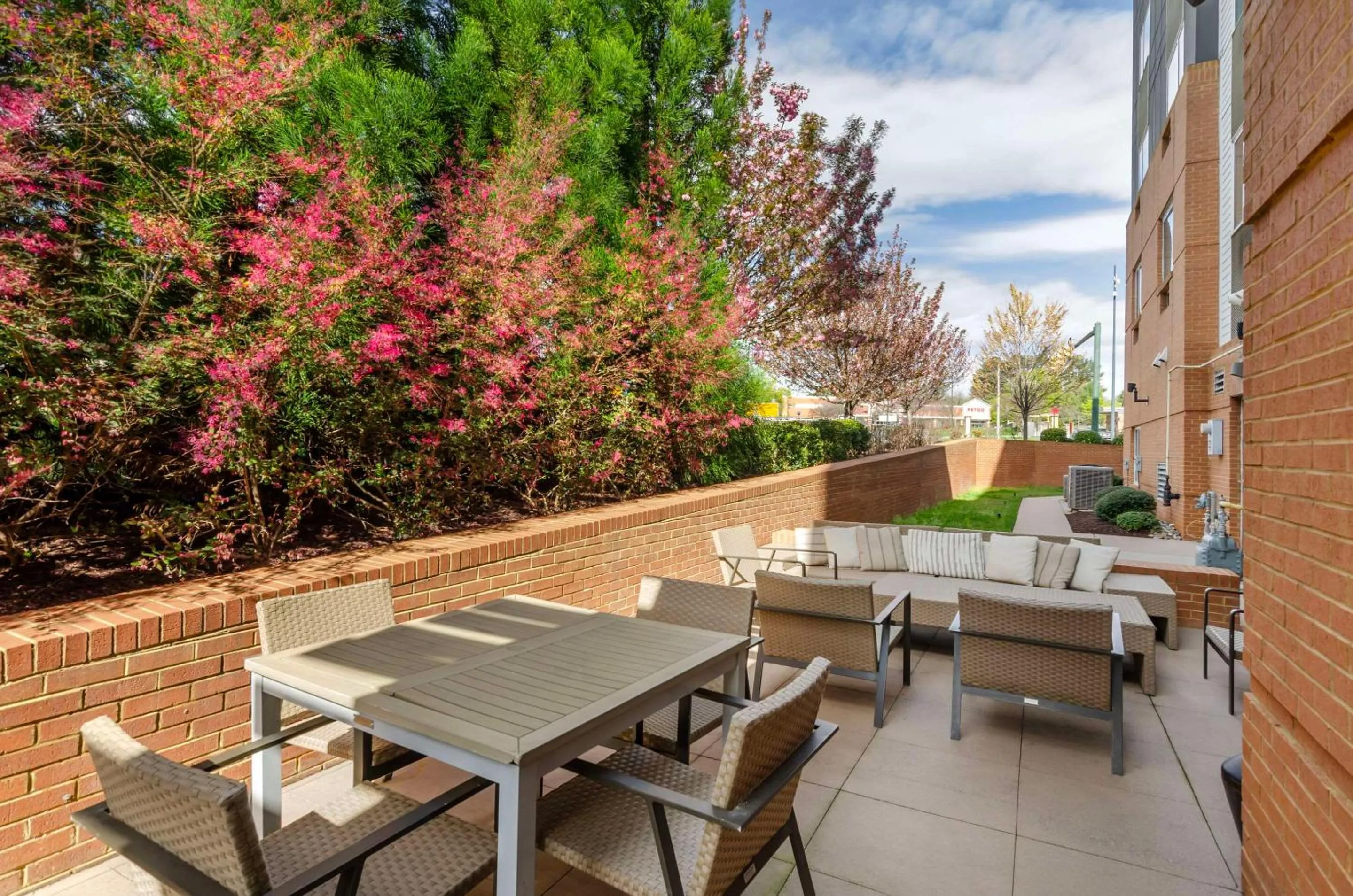 Breakfast in Country Inn & Suites by Radisson, Charlottesville-UVA, VA