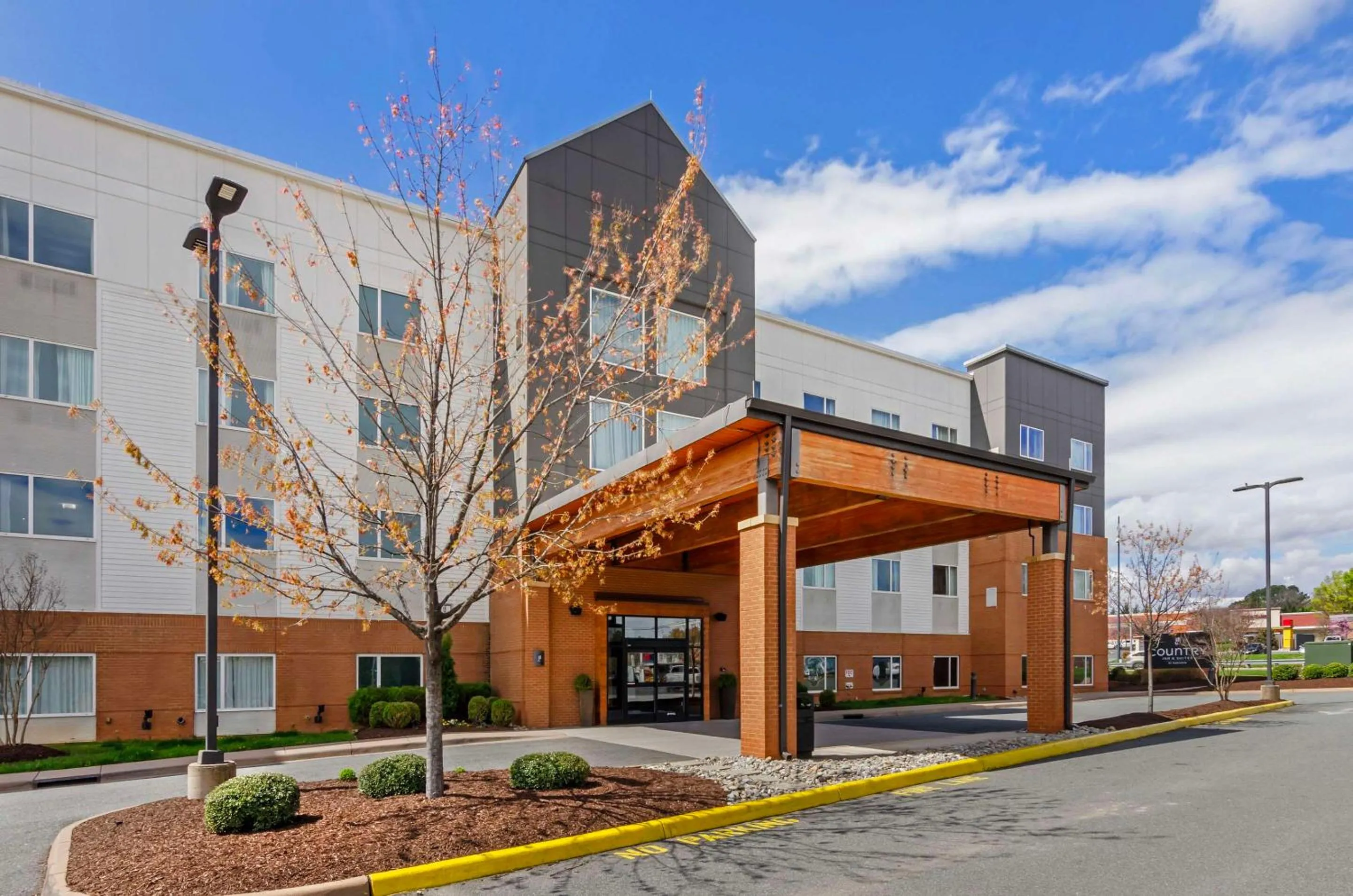 Property building in Country Inn & Suites by Radisson, Charlottesville-UVA, VA