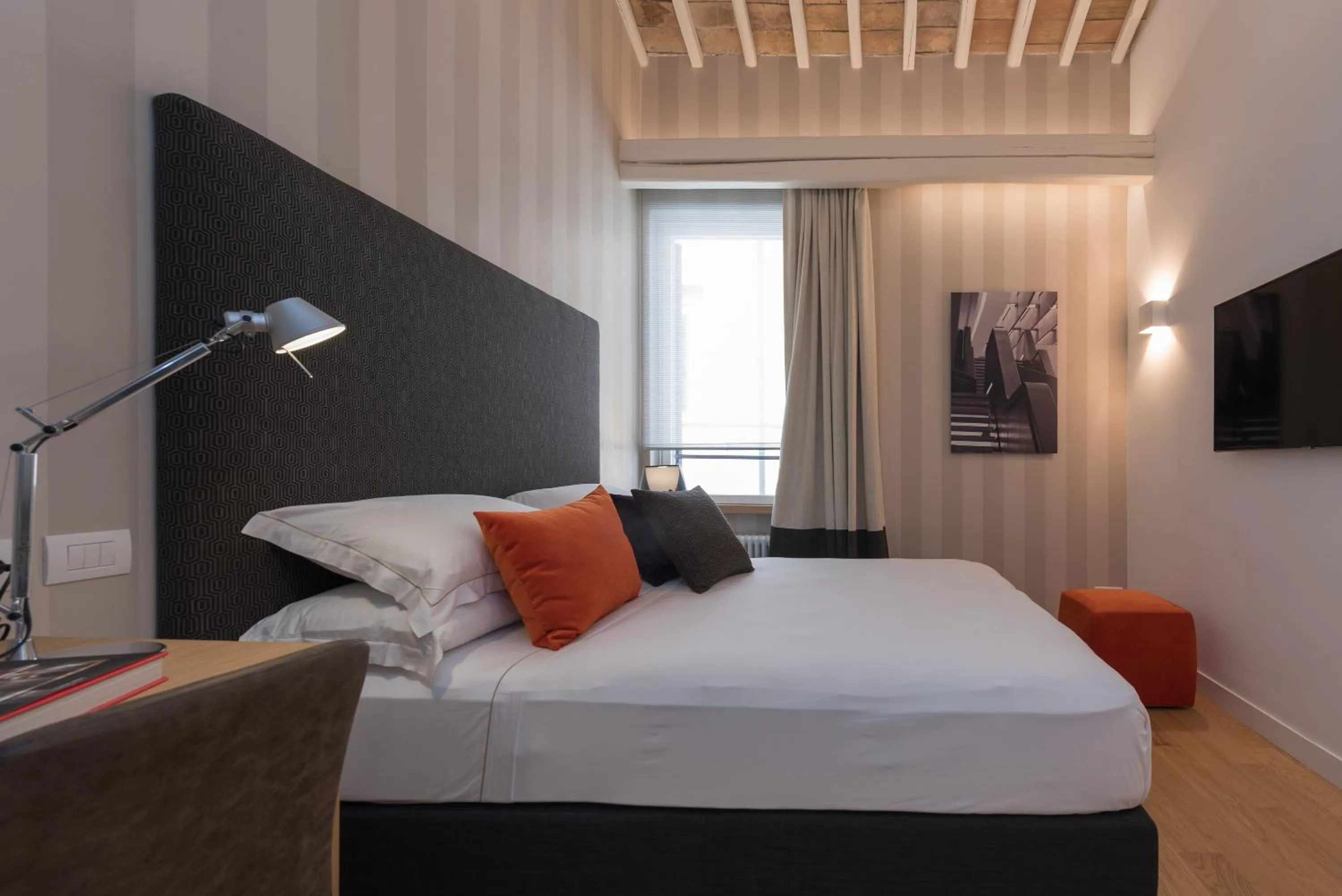 Photo of the whole room, Bed in Laurina 33