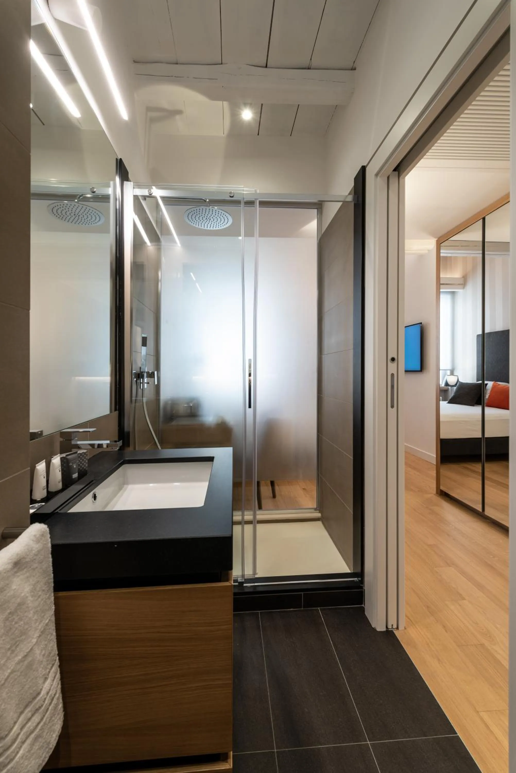 Shower, Bed in Laurina 33