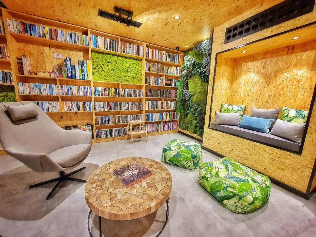 Library in MB Hostels Premium ECO - Adults Recommended