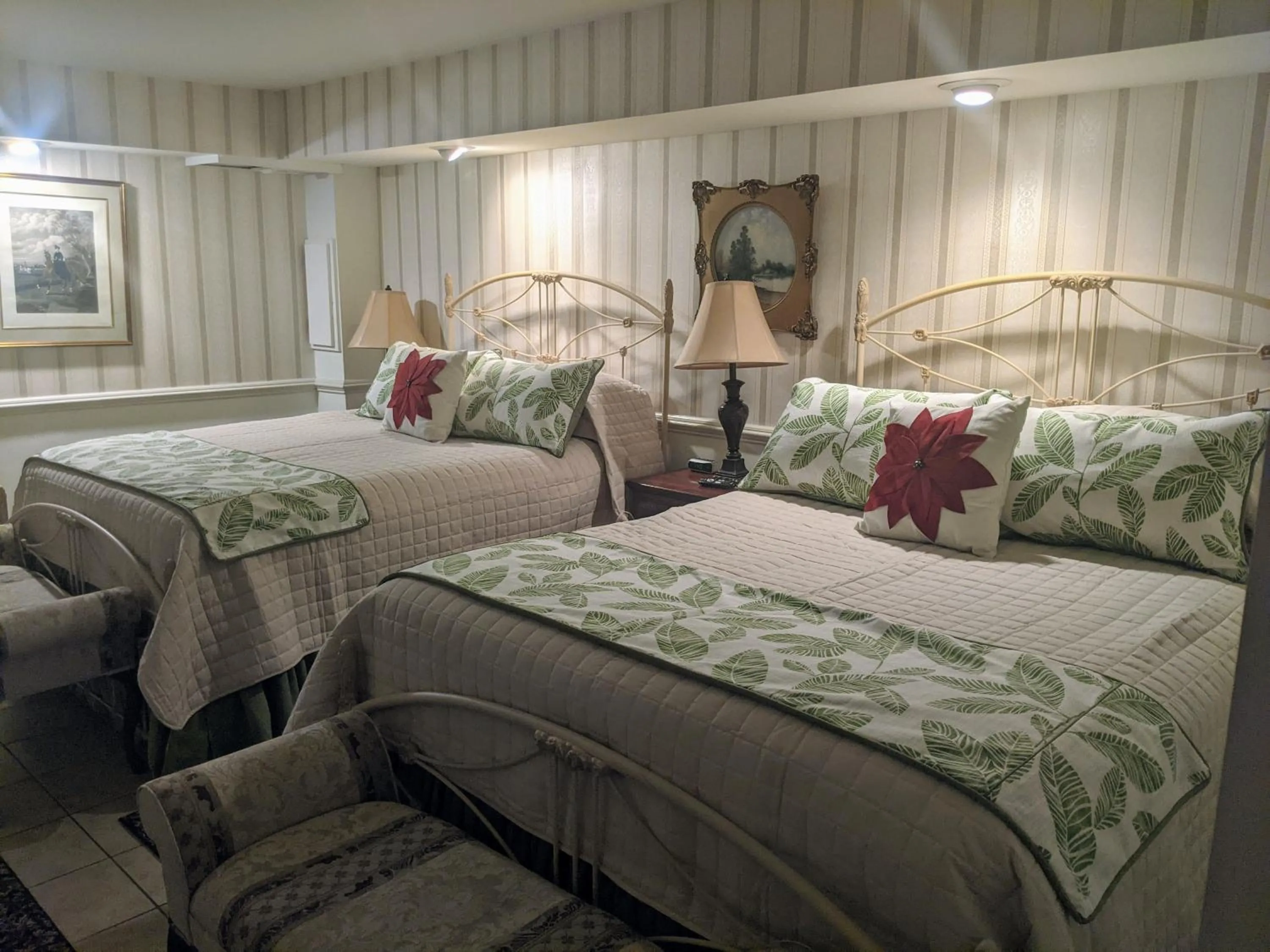 Bed in The Richard Johnston Inn & 1890 Caroline House