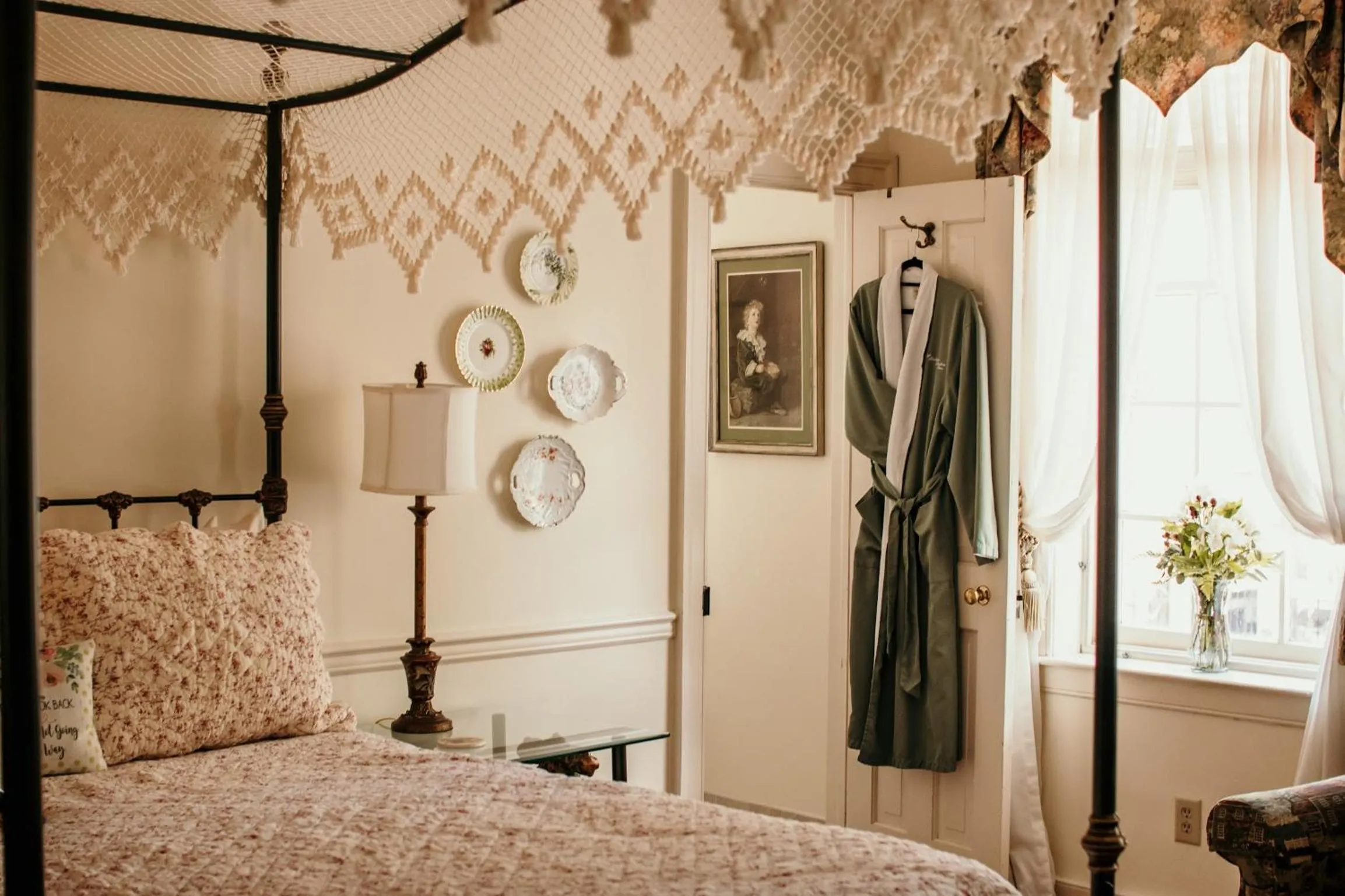 Bed in The Richard Johnston Inn & 1890 Caroline House