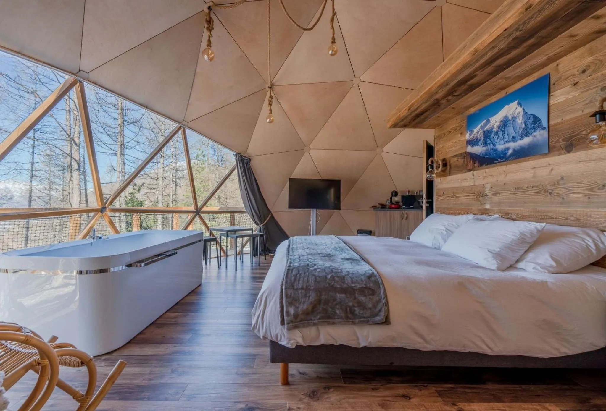 Hot Tub, Bed in Alpin D'Hôme Hôtel & Spa
