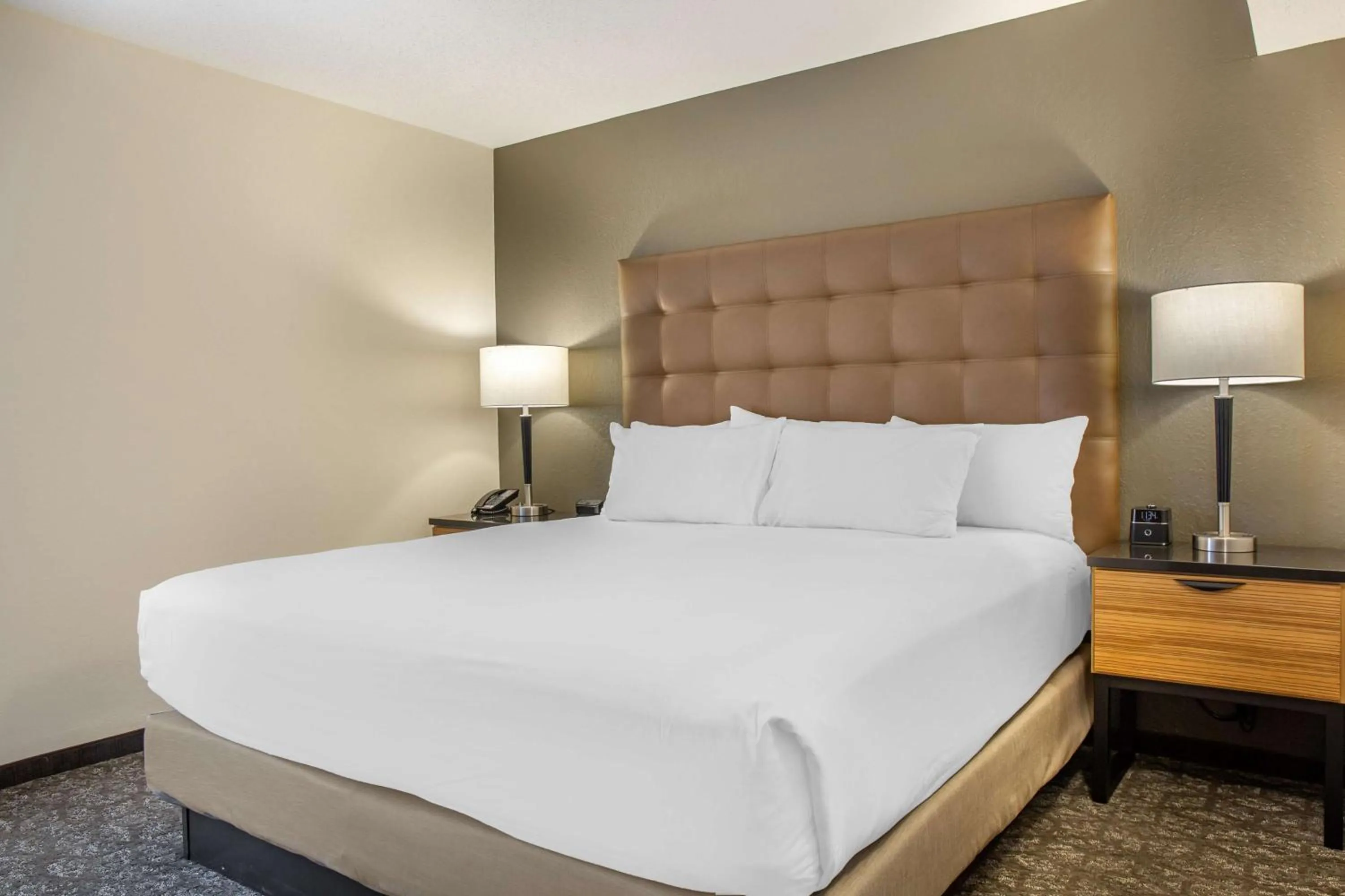 Bedroom, Bed in Drury Inn & Suites St. Louis-Southwest