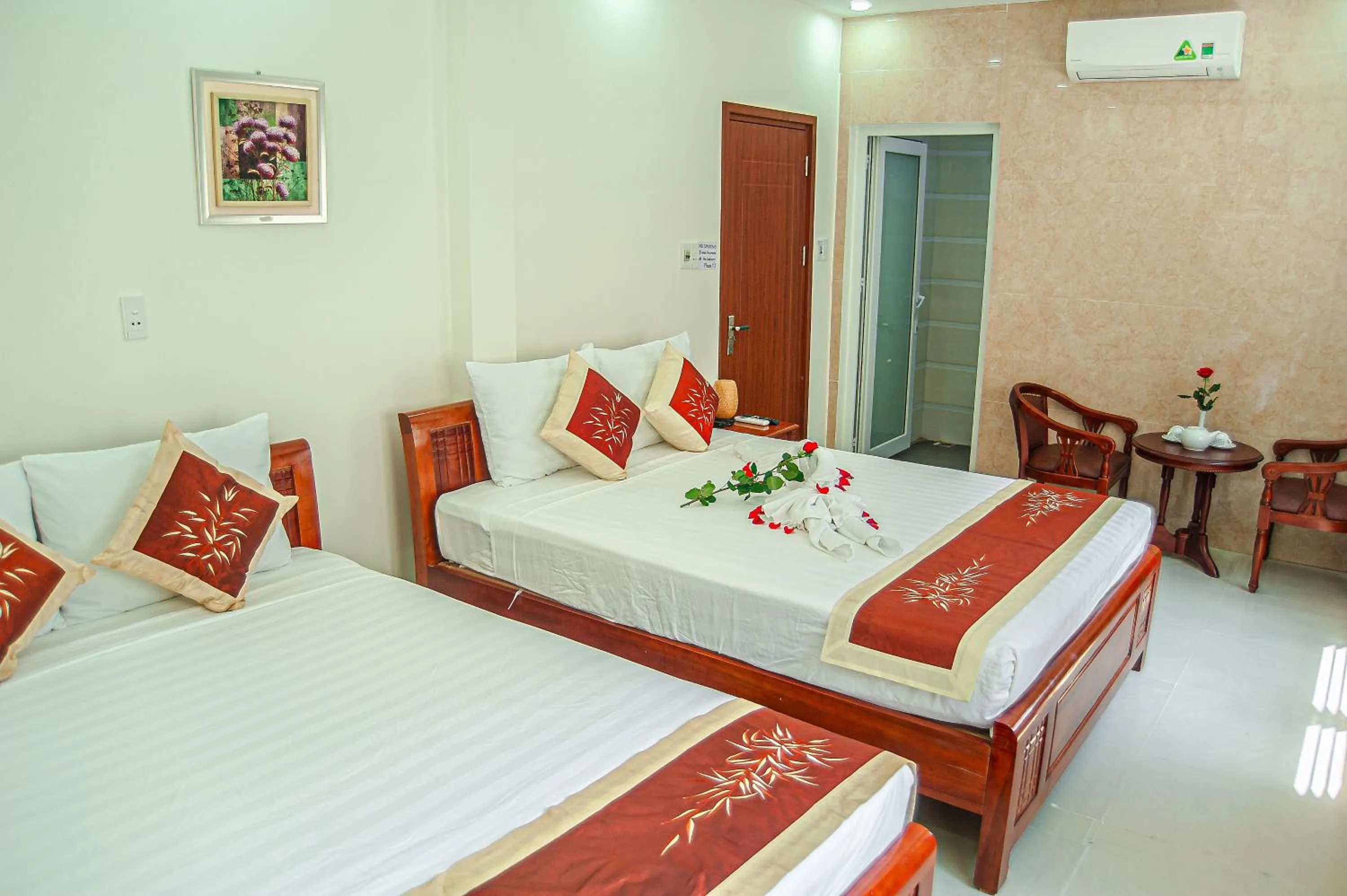 Shower, Bed in Golden Soulmate homestay