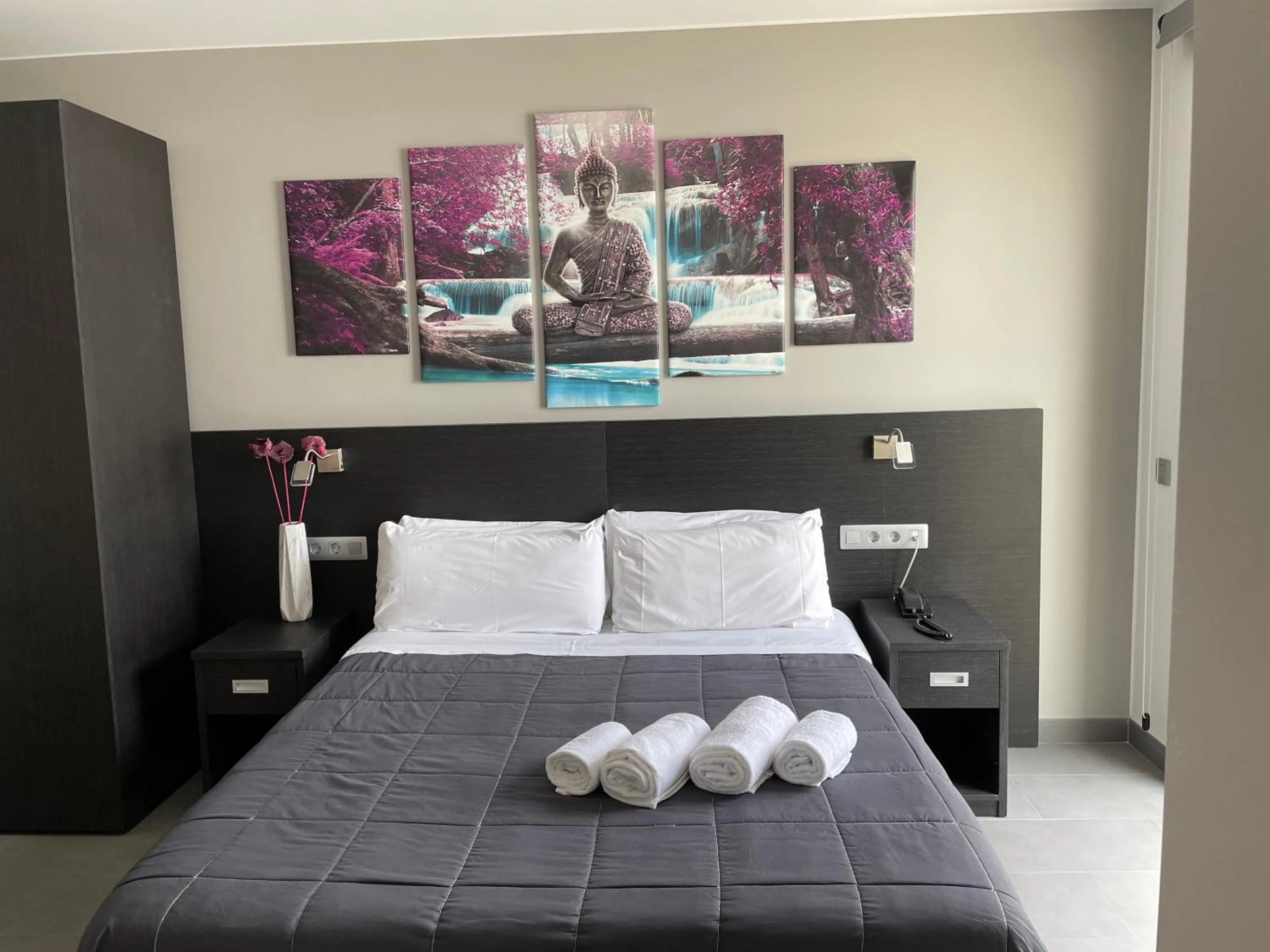 Photo of the whole room, Bed in 6 Bis HOTEL