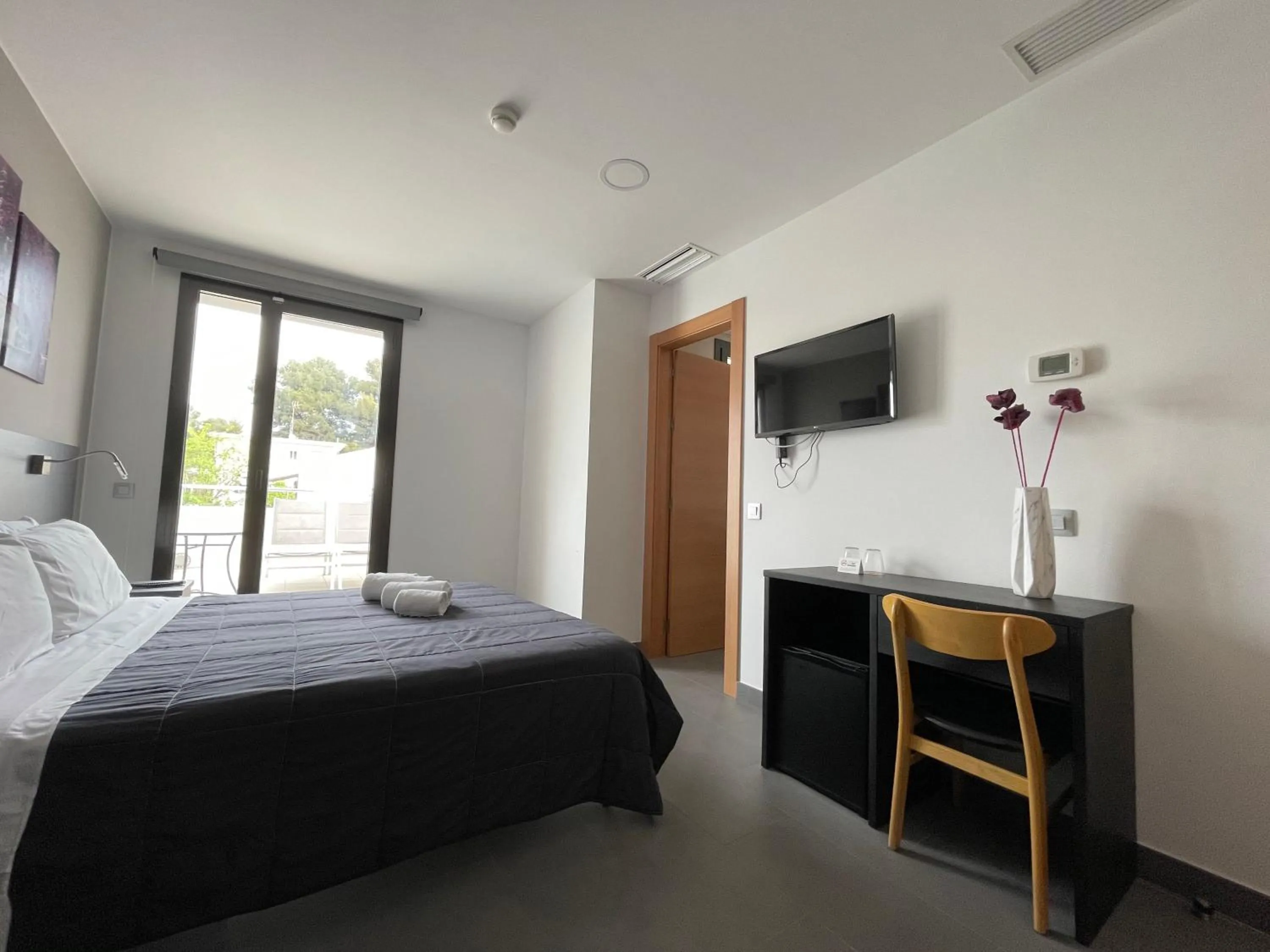 Photo of the whole room, Bed in 6 Bis HOTEL