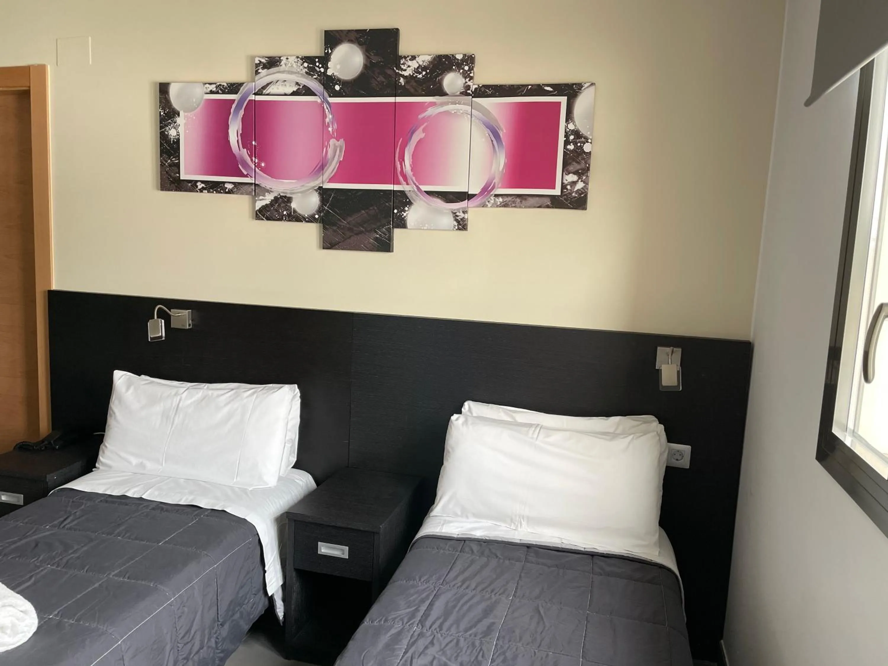 Photo of the whole room, Bed in 6 Bis HOTEL