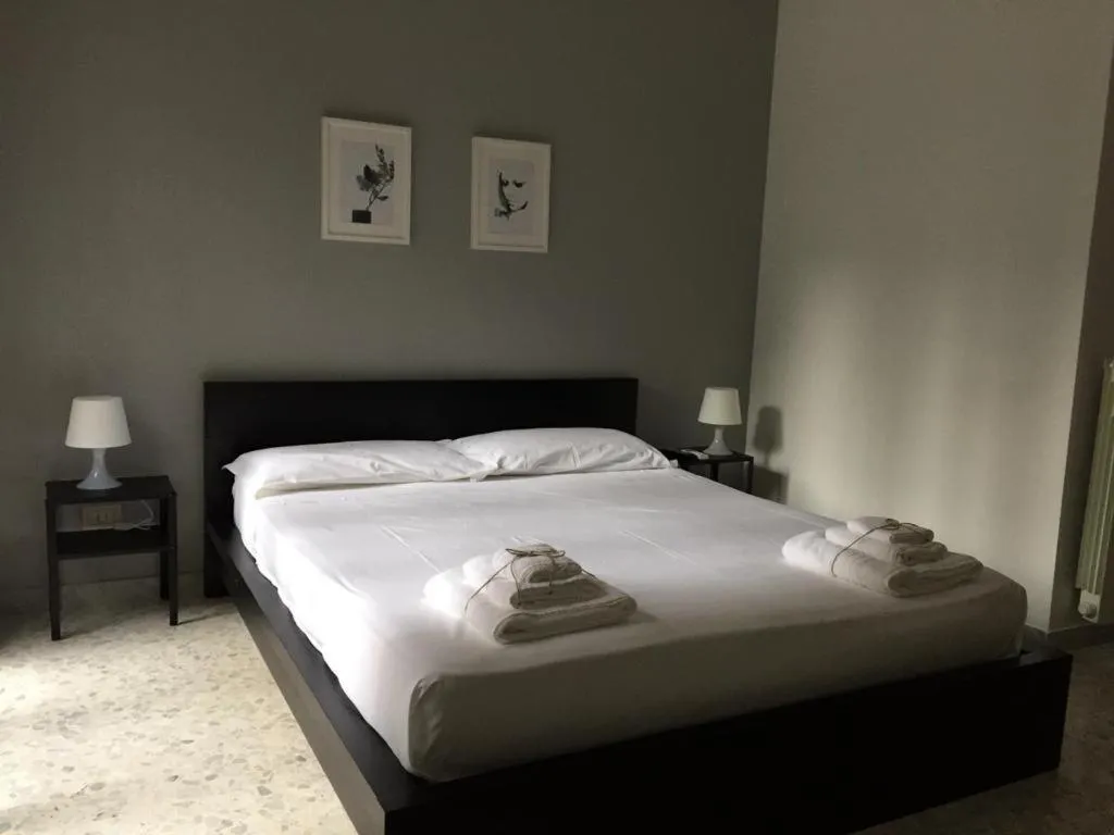 Bedroom, Bed in Gatto Bianco Picone 19