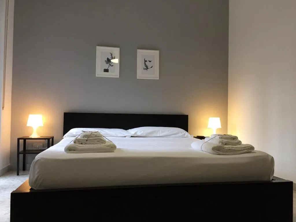 Bedroom, Bed in Gatto Bianco Picone 19