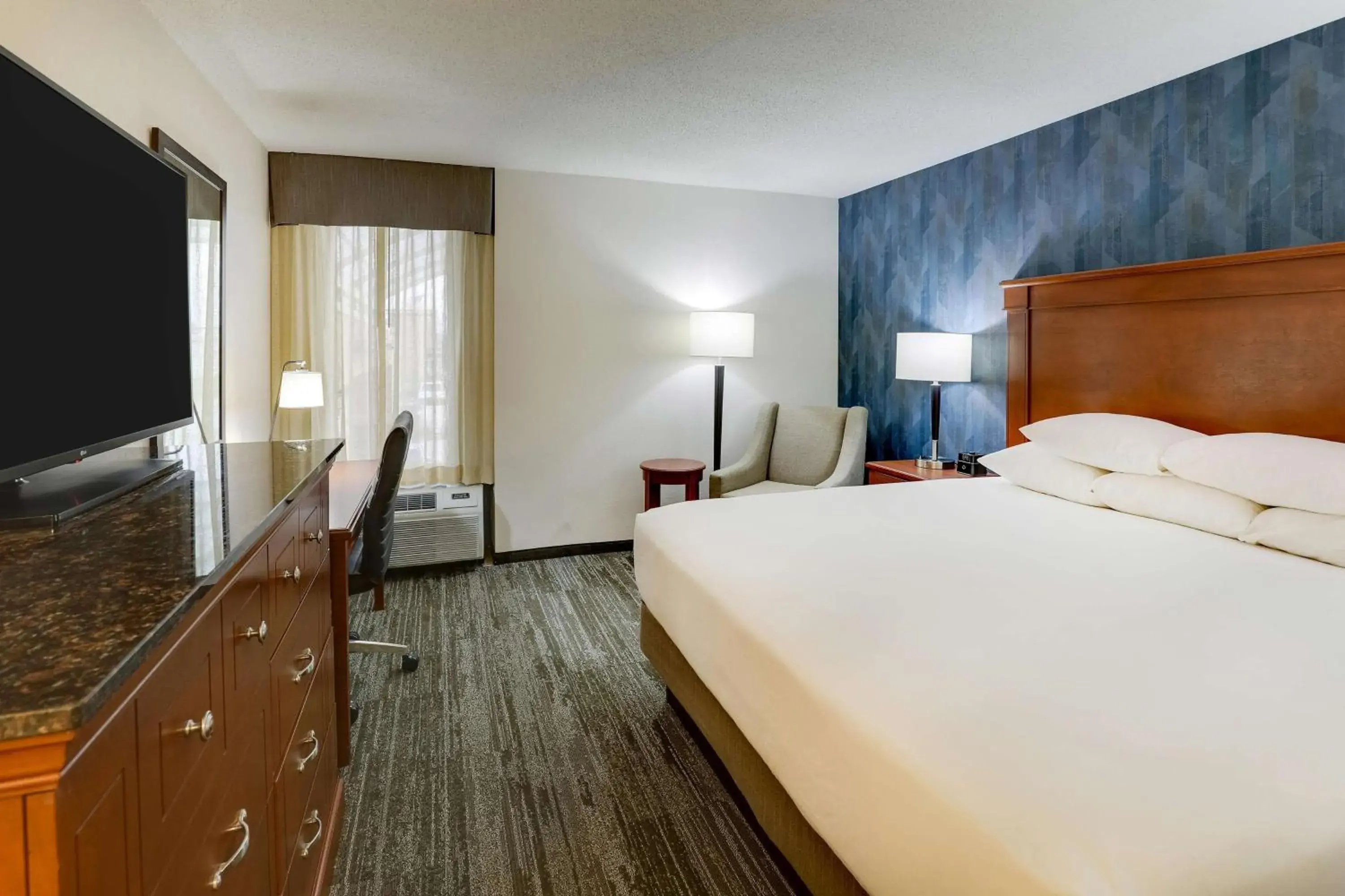 Bedroom, Bed in Drury Inn & Suites St. Louis St. Peters Bedroom, Bed in Drury Inn & Suites St. Louis St. Peters