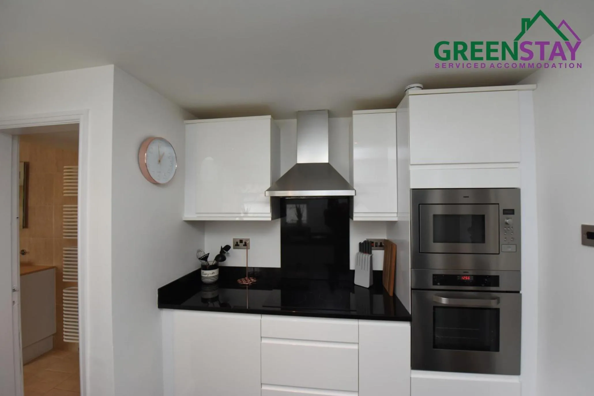 Kitchen or kitchenette in "Honeysuckle House Chester" by Greenstay Serviced Accommodation - Large 3 Bed House, Sleeps 6, Perfect For Contractors, Business Travellers, Families & Groups