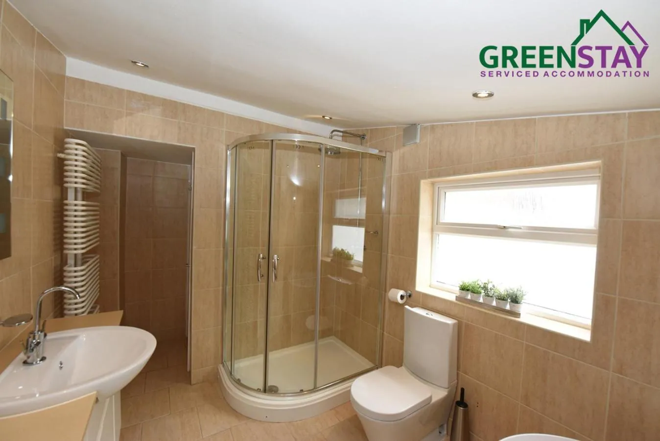 Bathroom in "Honeysuckle House Chester" by Greenstay Serviced Accommodation - Large 3 Bed House, Sleeps 6, Perfect For Contractors, Business Travellers, Families & Groups