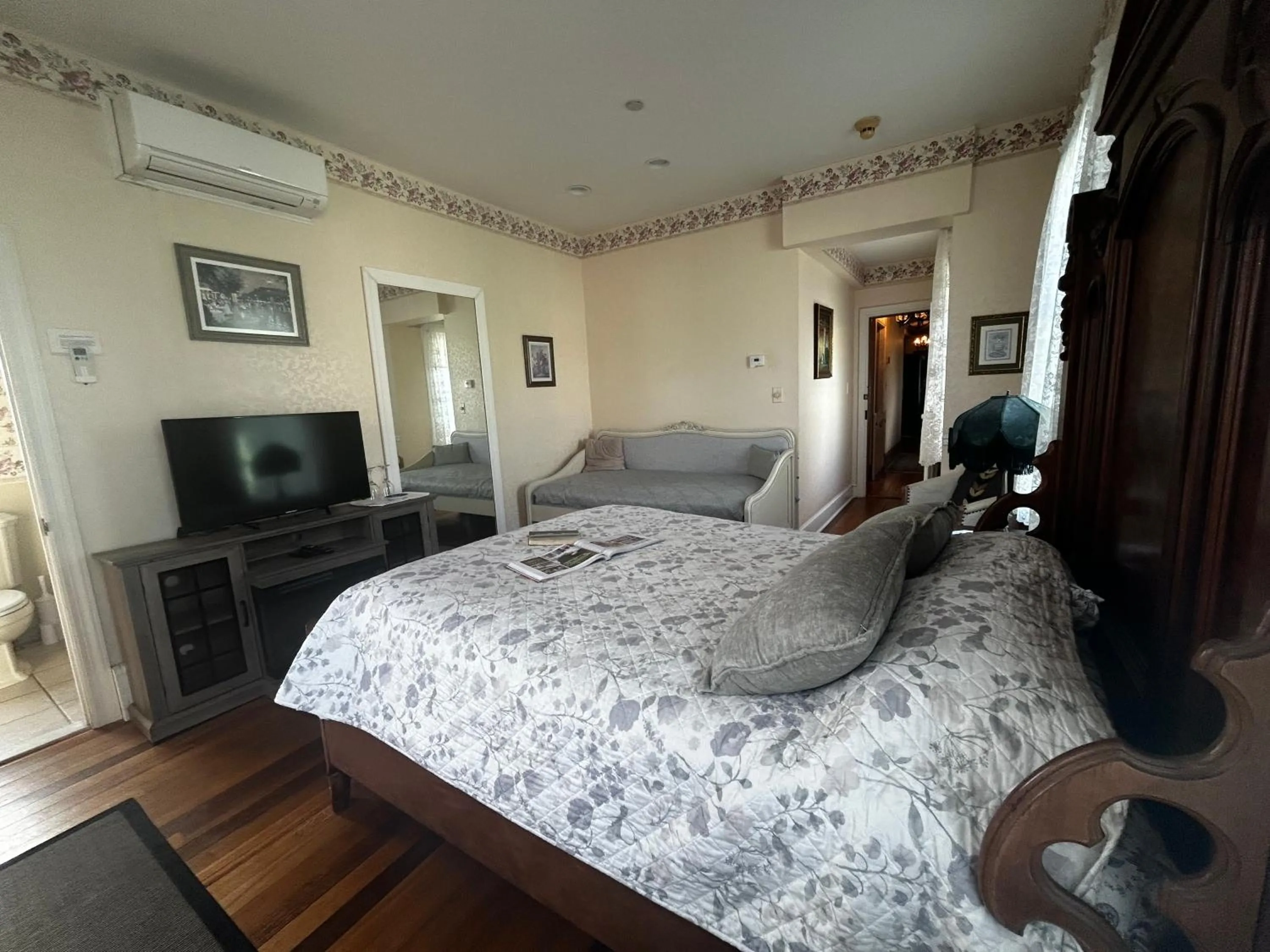 Bed in Beauclaires Bed & Breakfast