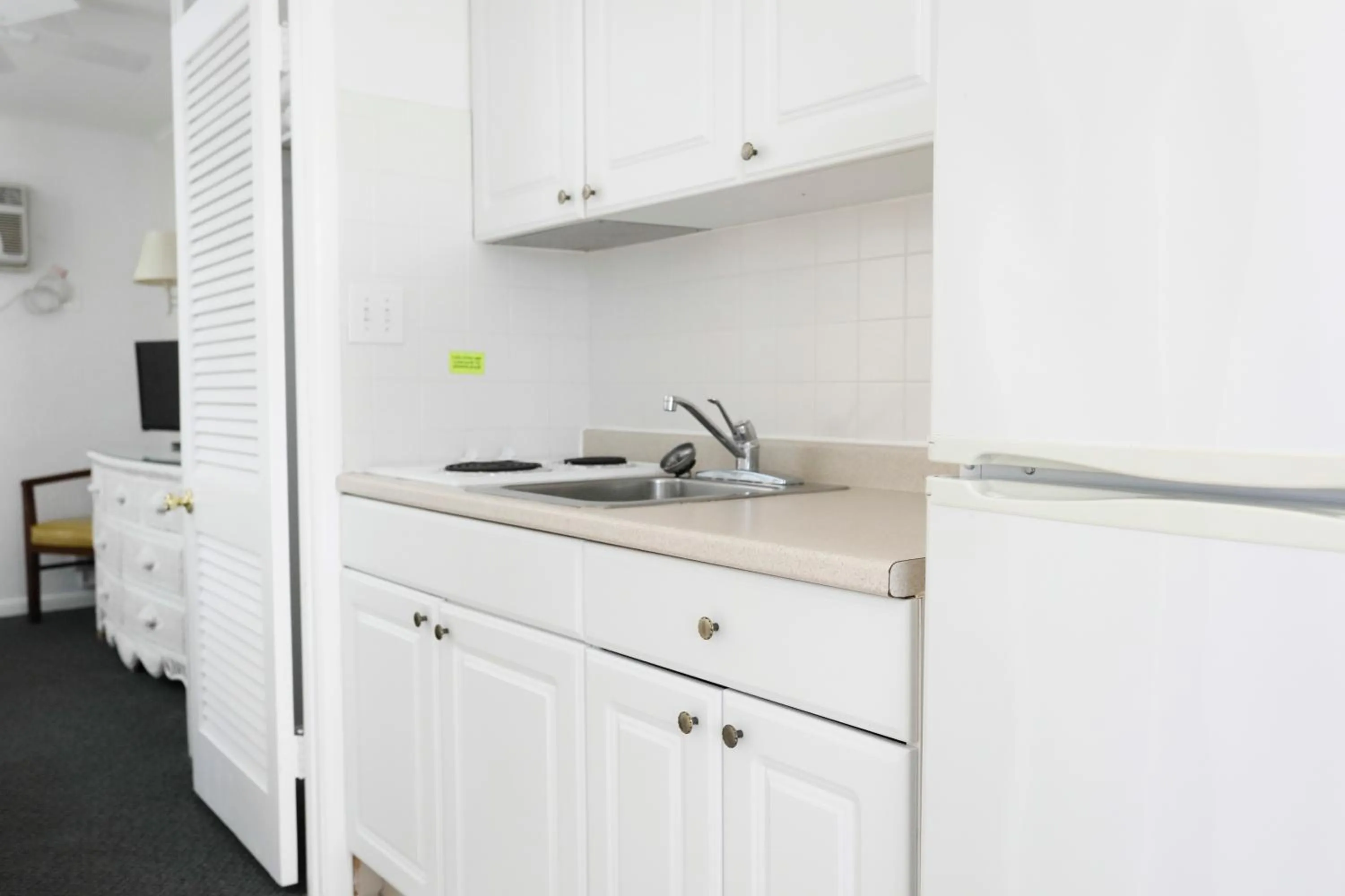 Kitchen or kitchenette in Commander by the Sea Motel
