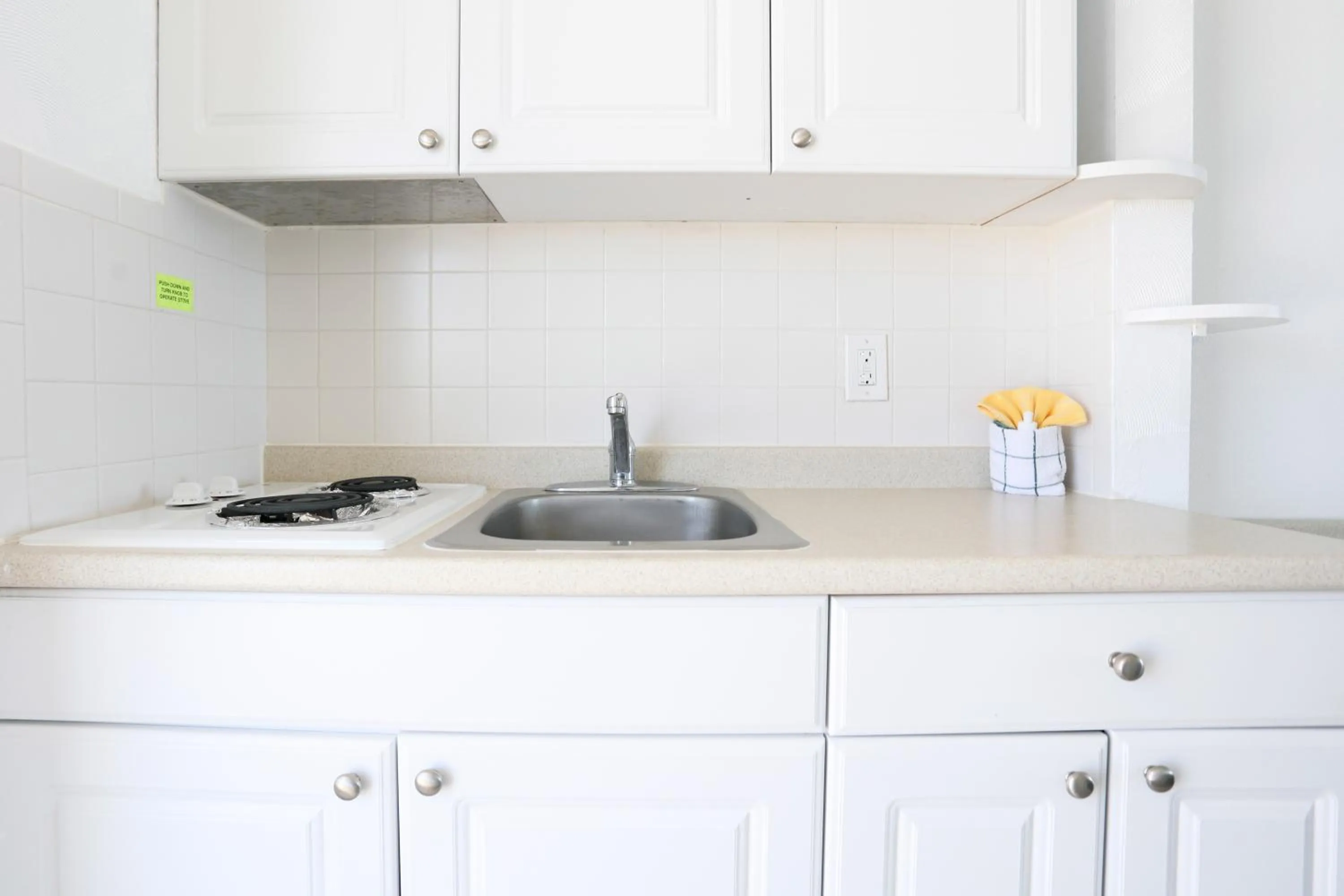 Kitchen or kitchenette in Commander by the Sea Motel