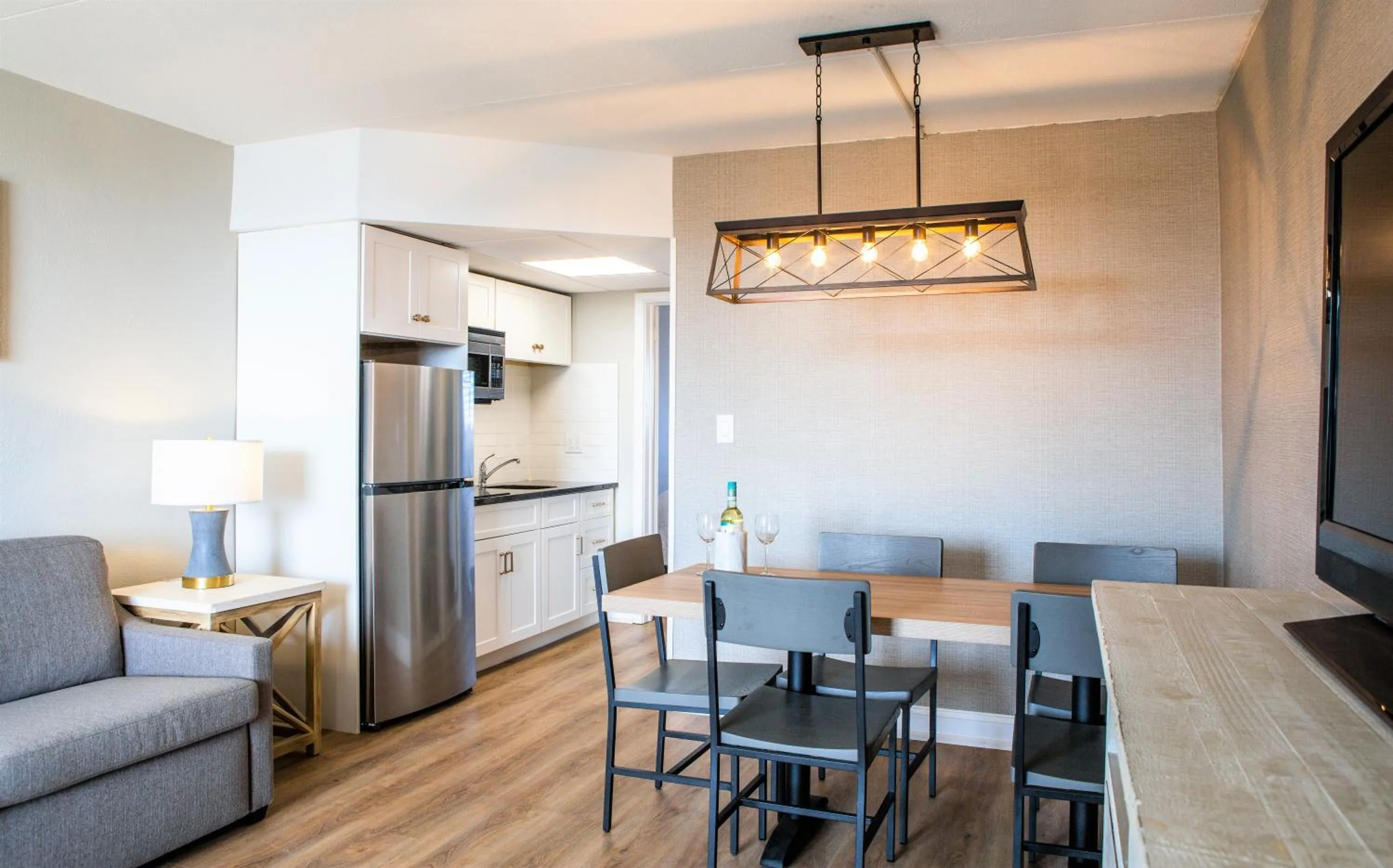 Kitchen or kitchenette in Bristol Plaza Motel
