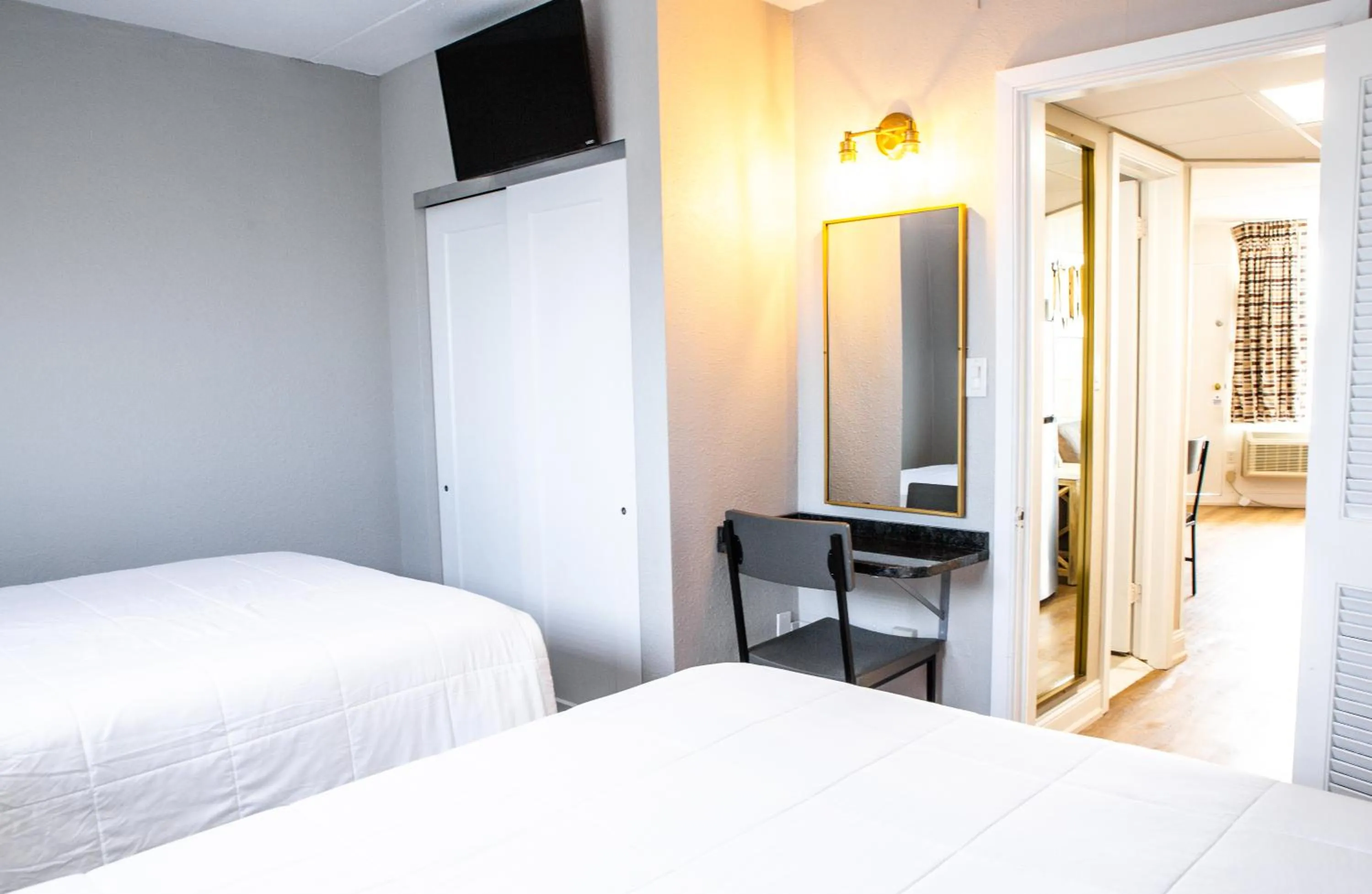 Bedroom, Bed in Bristol Plaza Motel