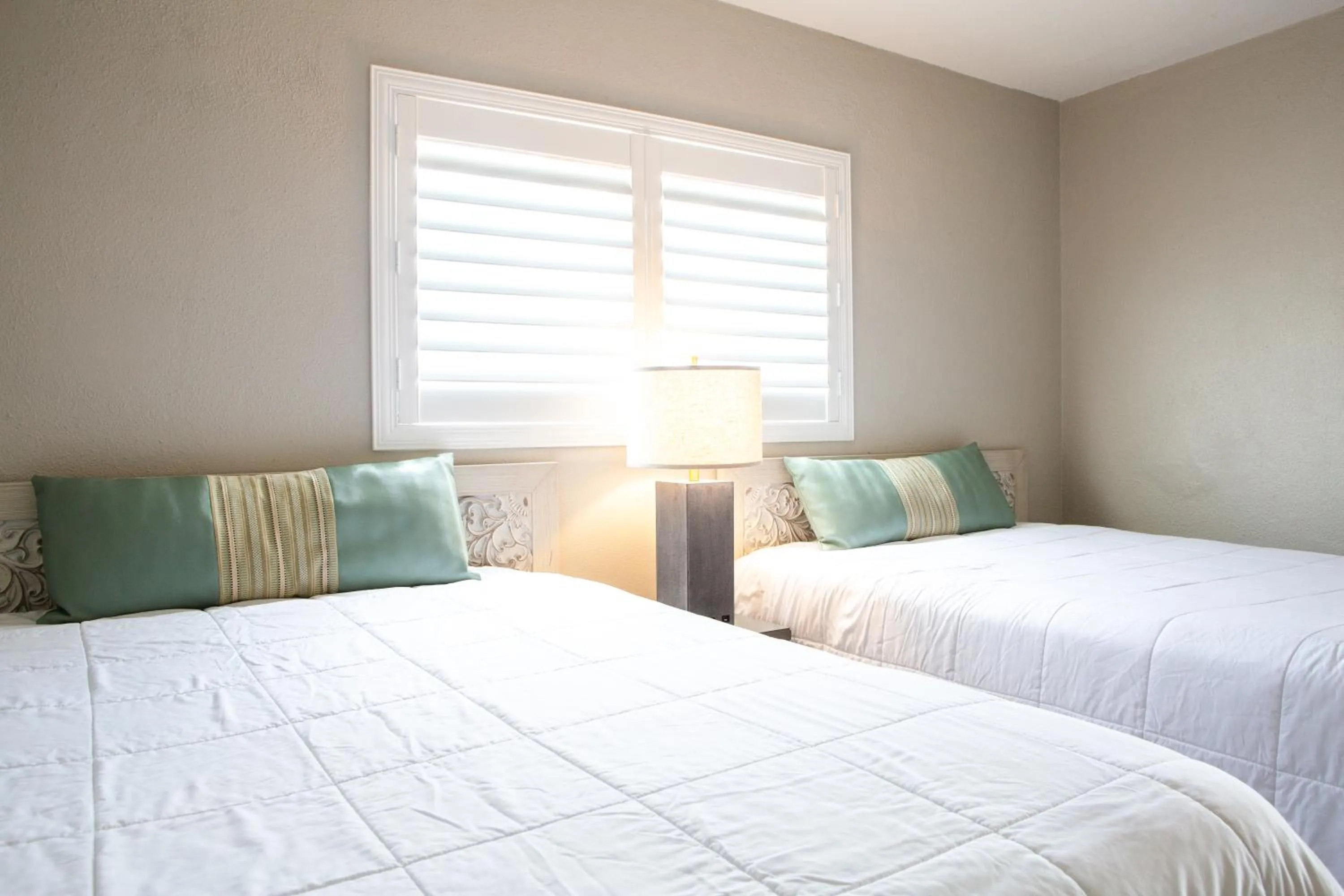 Bedroom, Bed in Bristol Plaza Motel