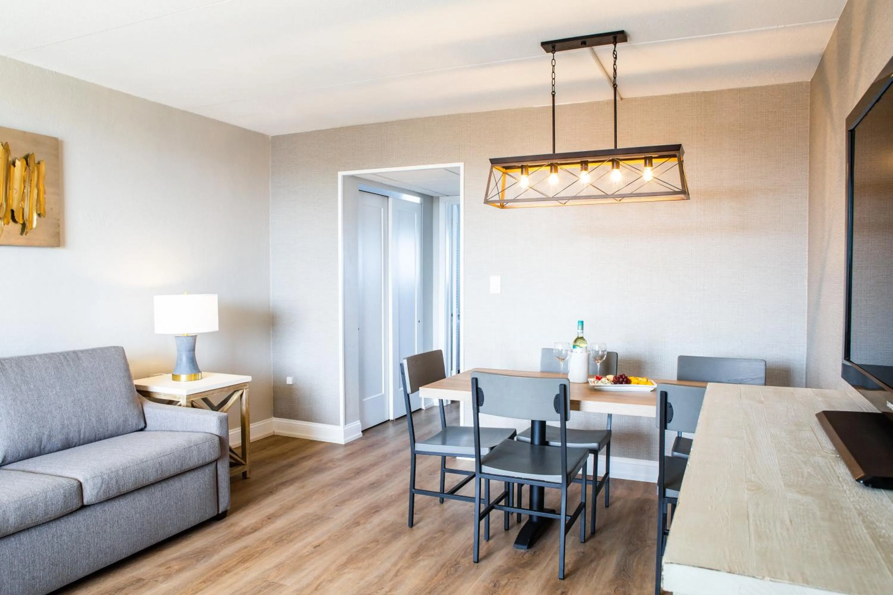 Living room in Bristol Plaza Motel