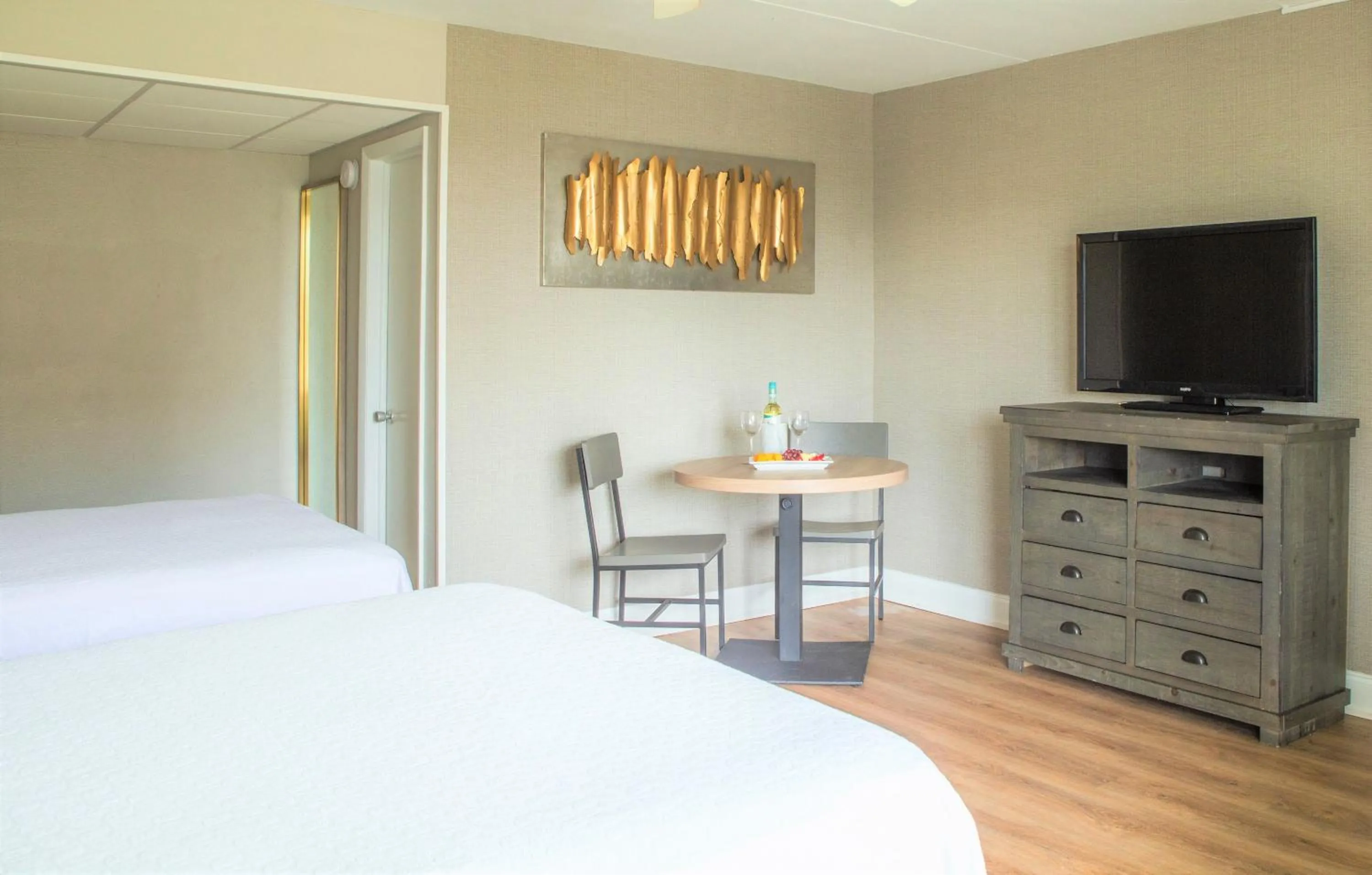 Photo of the whole room, Bed in Bristol Plaza Motel