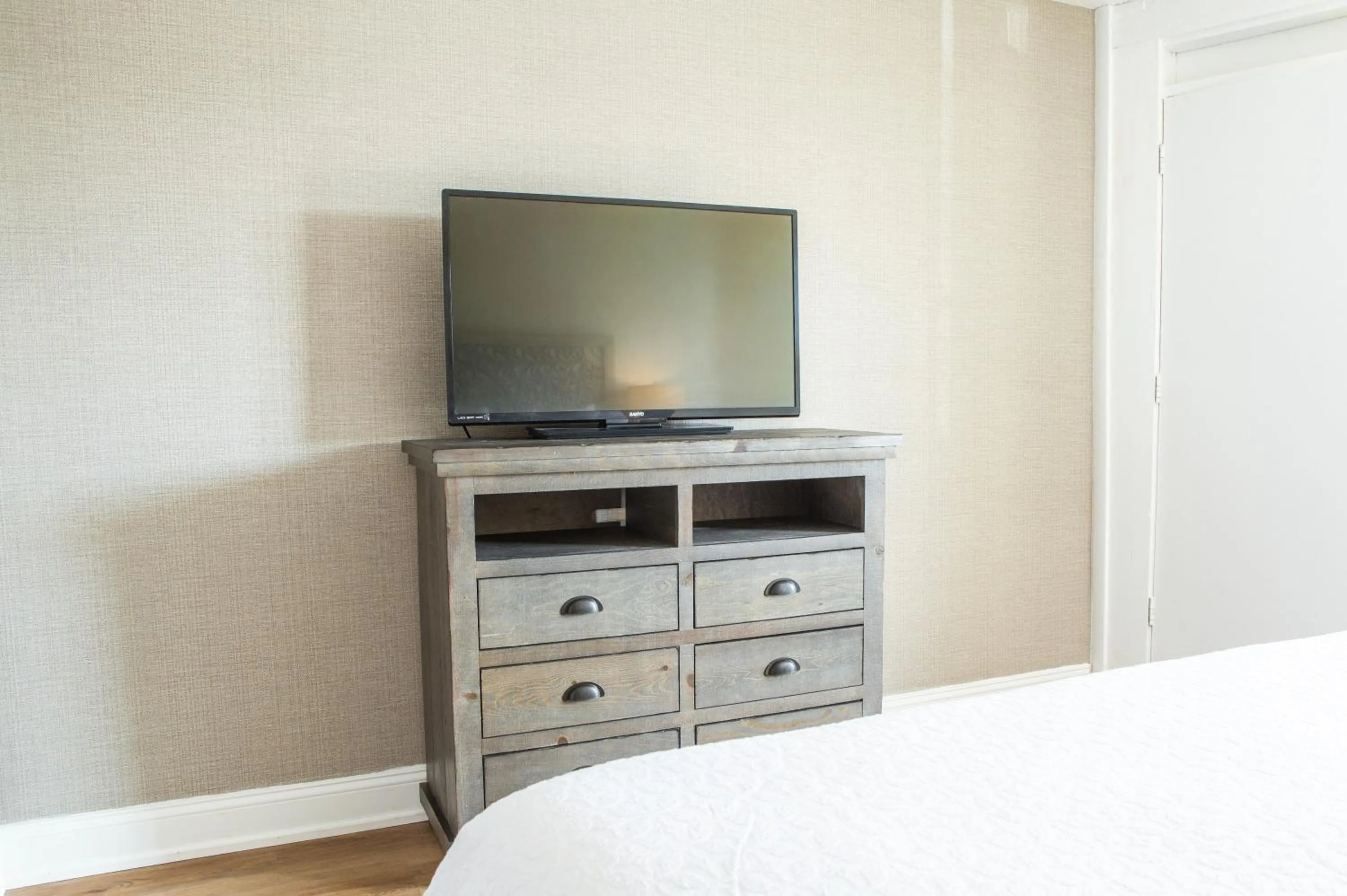 Bed in Bristol Plaza Motel