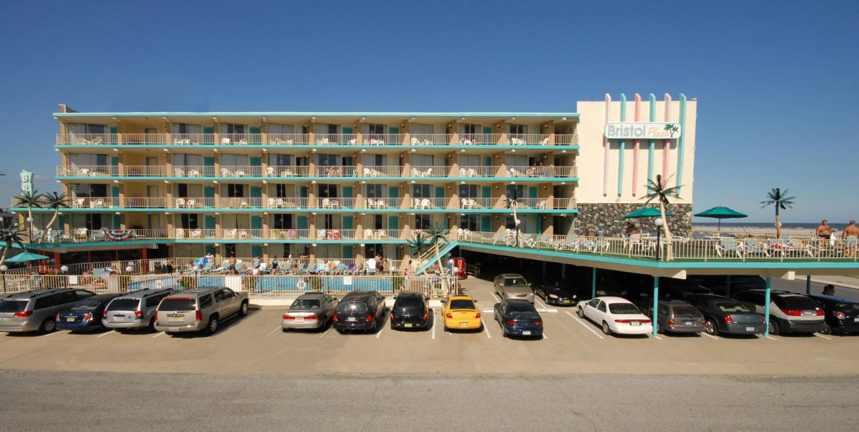 Facade/entrance in Bristol Plaza Motel