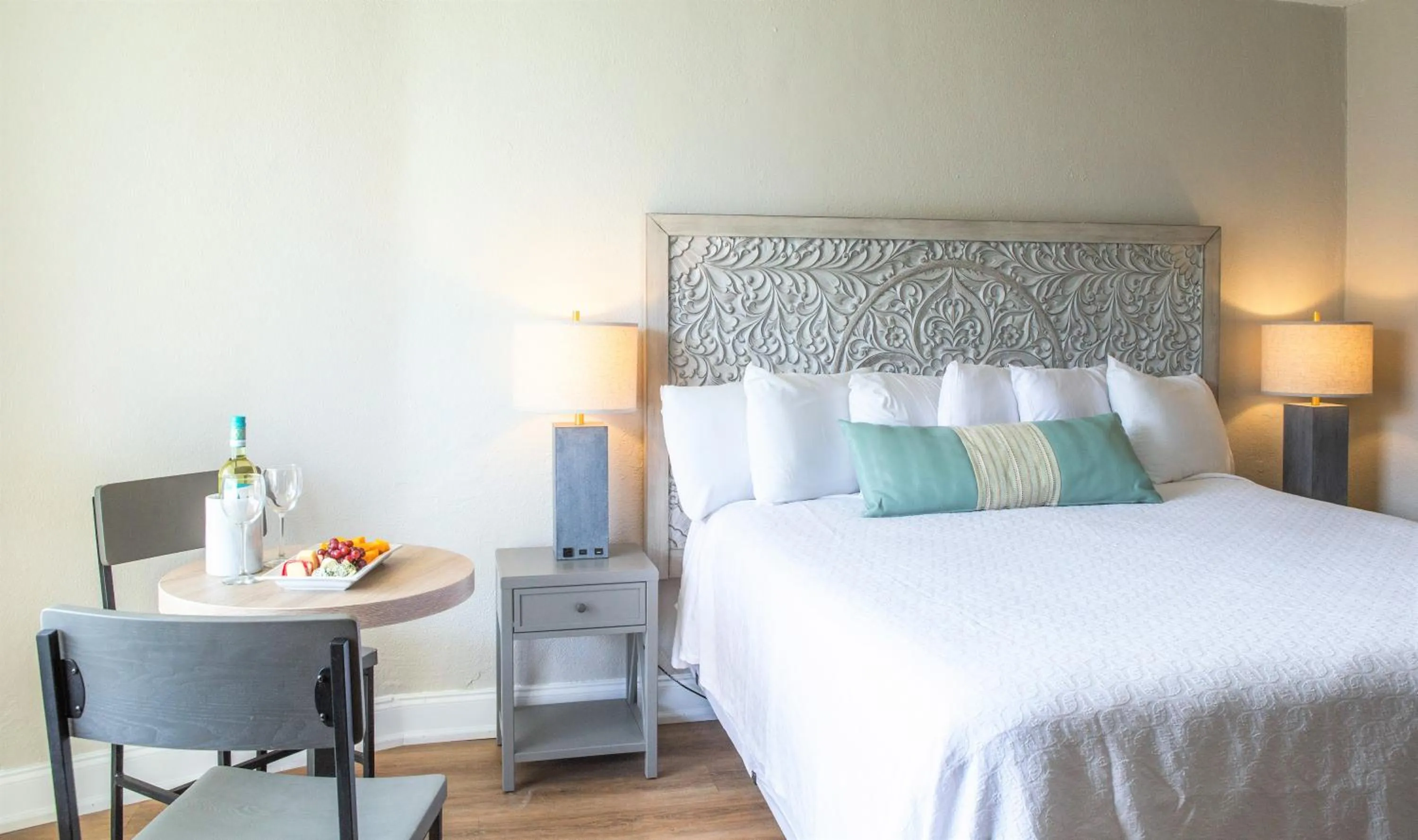 Photo of the whole room, Bed in Bristol Plaza Motel