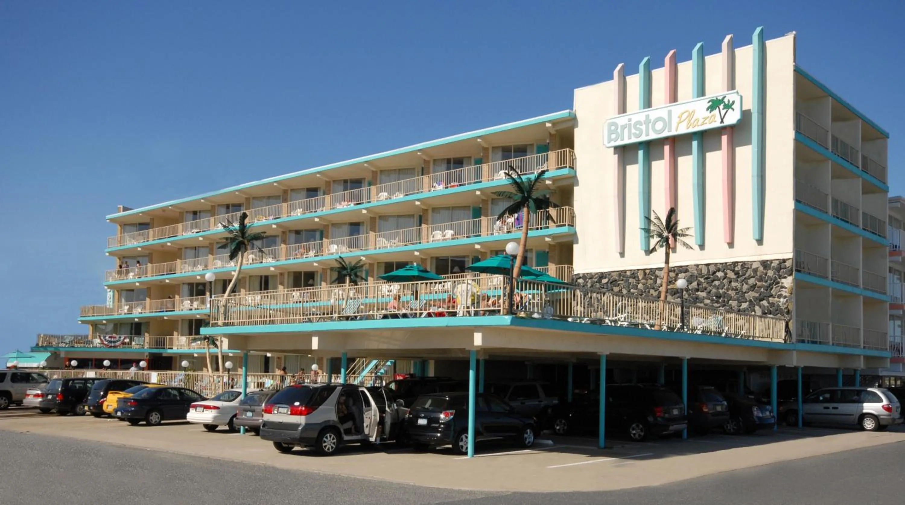 Facade/entrance in Bristol Plaza Motel
