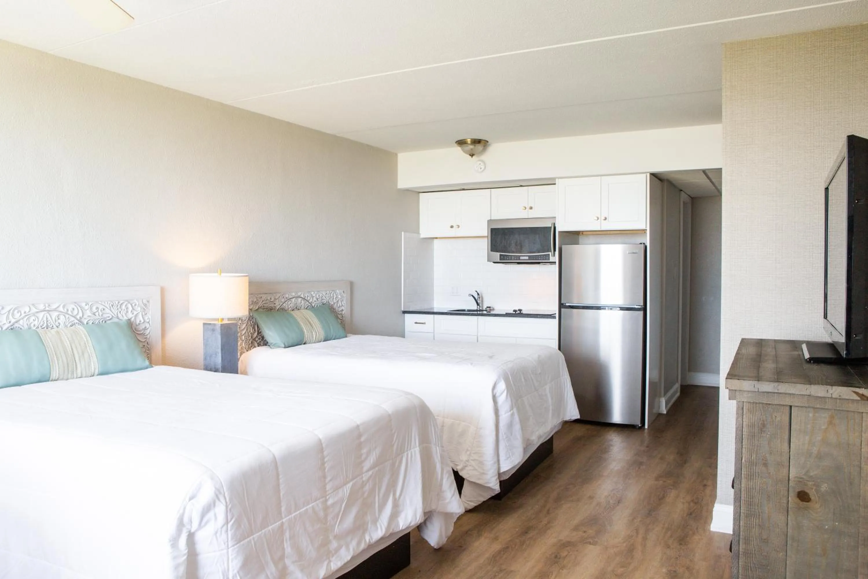 Photo of the whole room, Bed in Bristol Plaza Motel