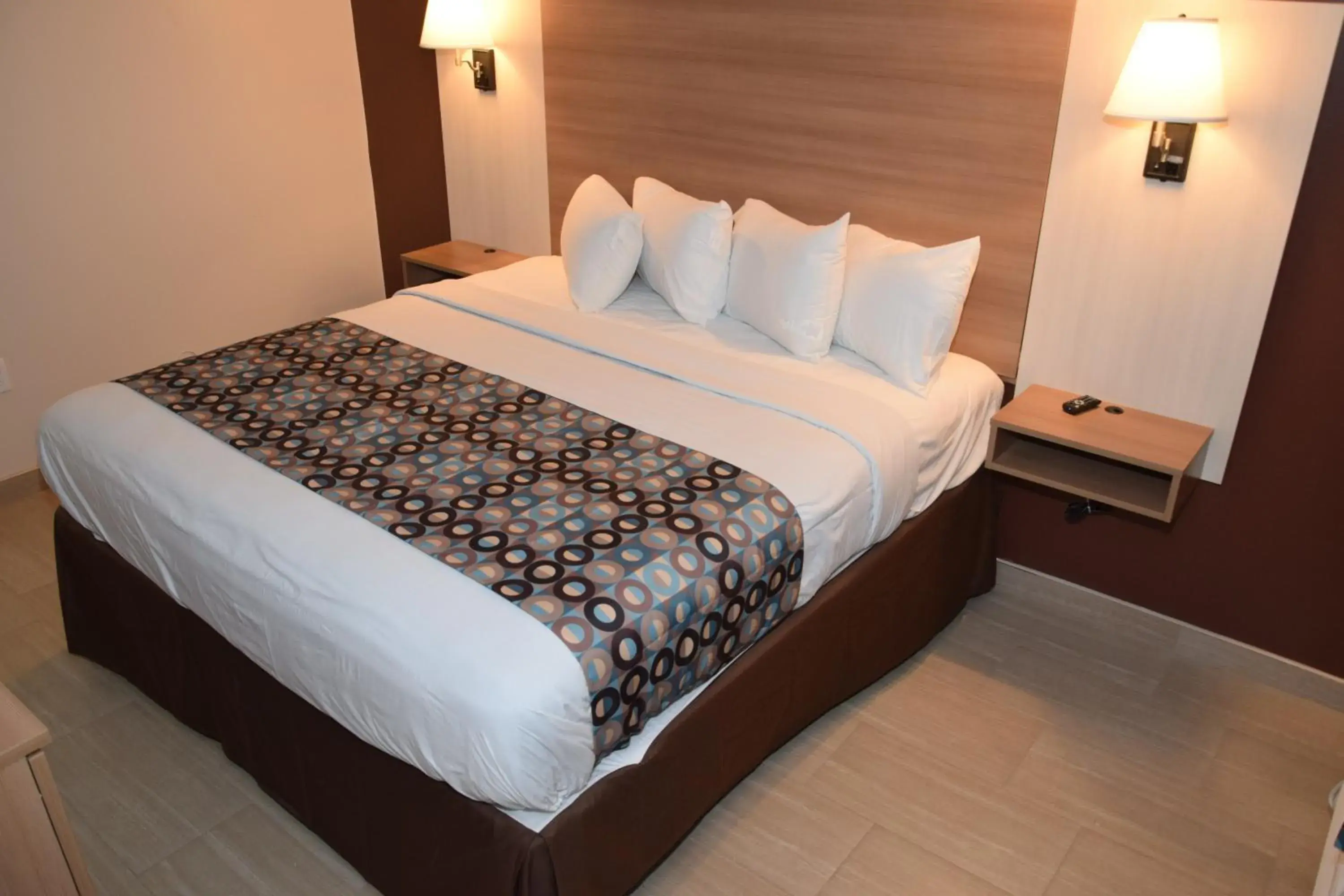 Deluxe One Queen Bedroom - Non-Smoking in Seahorse Inn Deluxe One Queen Bedroom - Non-Smoking in Seahorse Inn