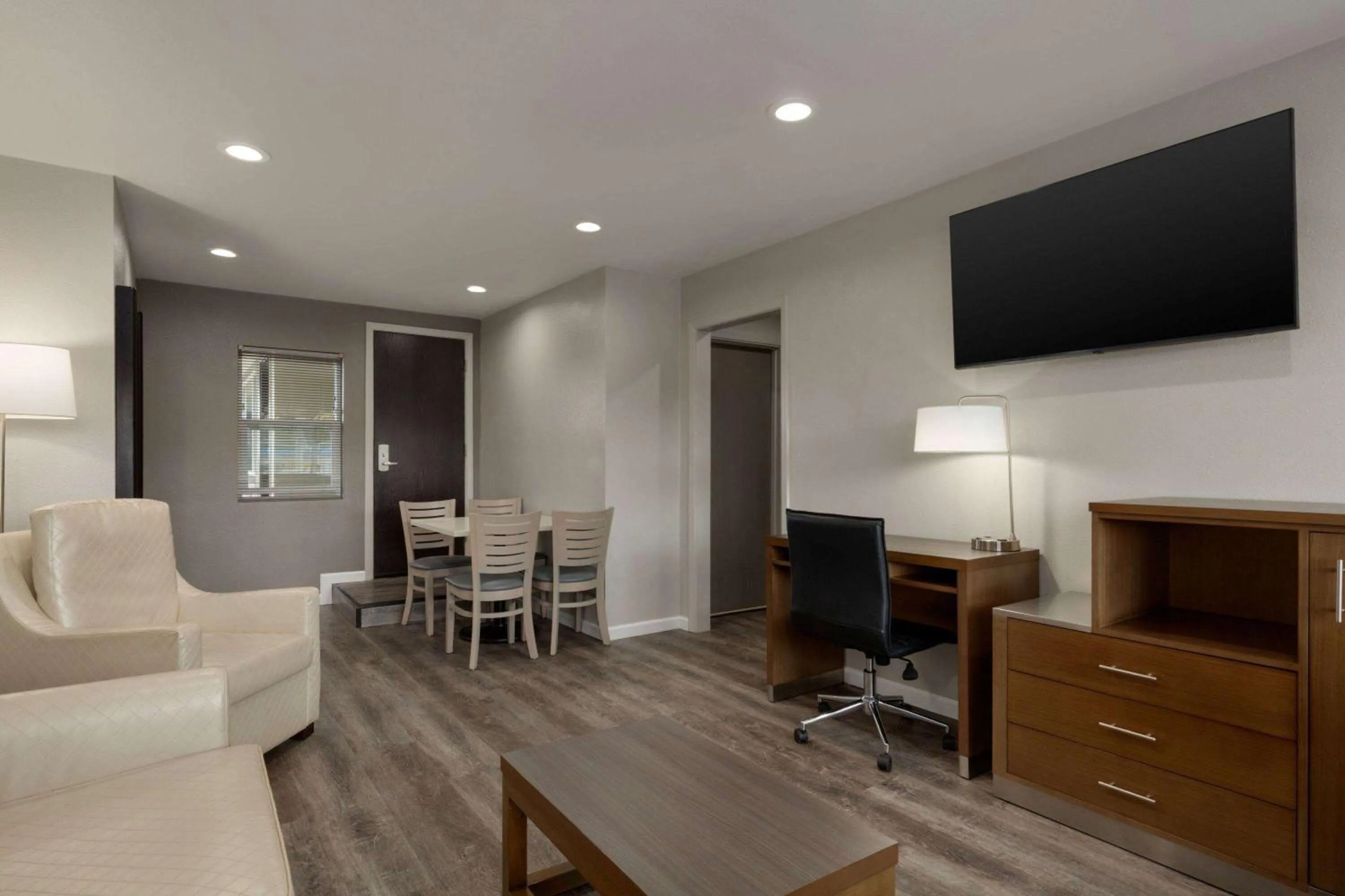 Bath in Super 8 by Wyndham Eureka