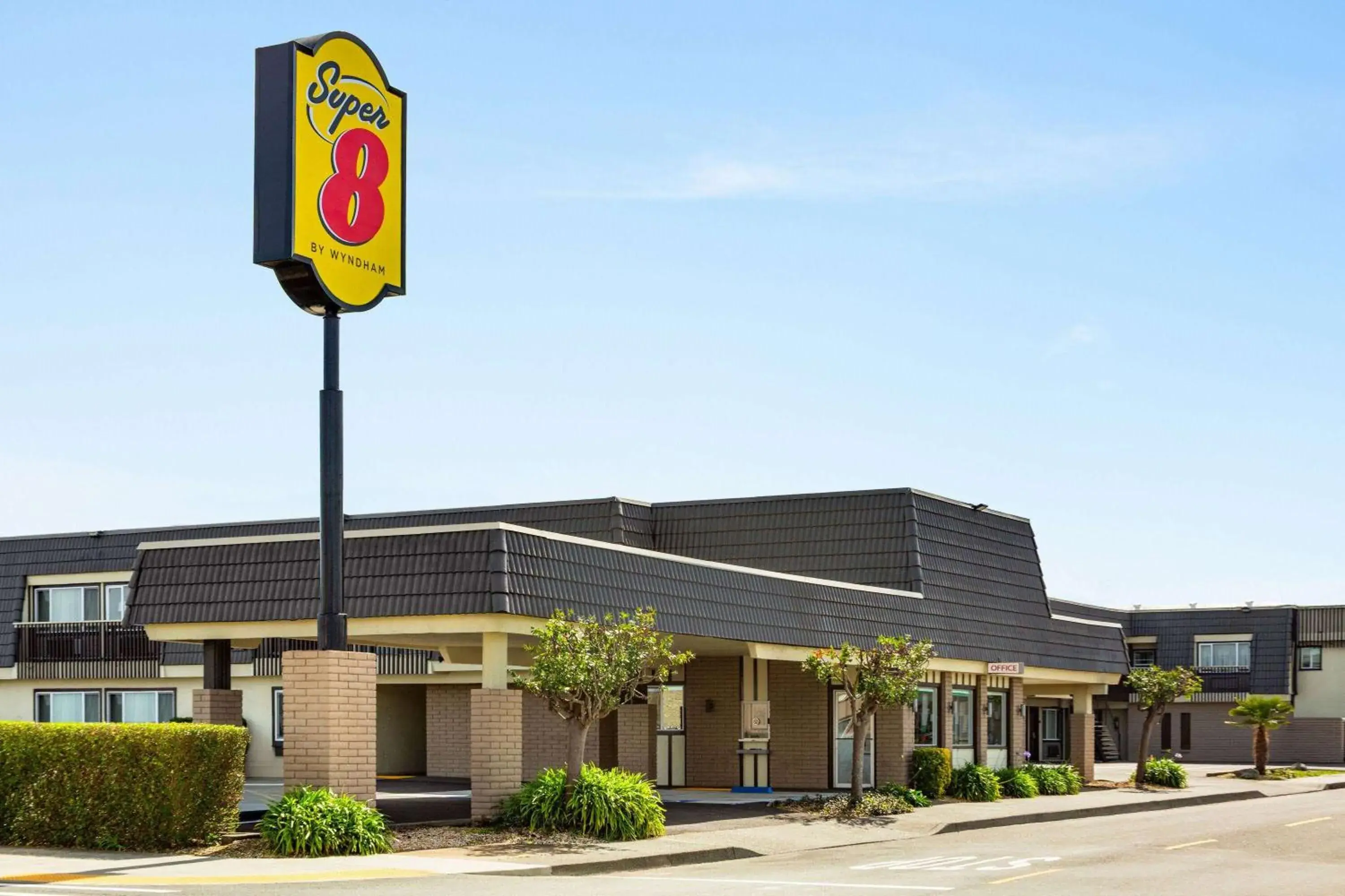 Property building in Super 8 by Wyndham Eureka Property building in Super 8 by Wyndham Eureka