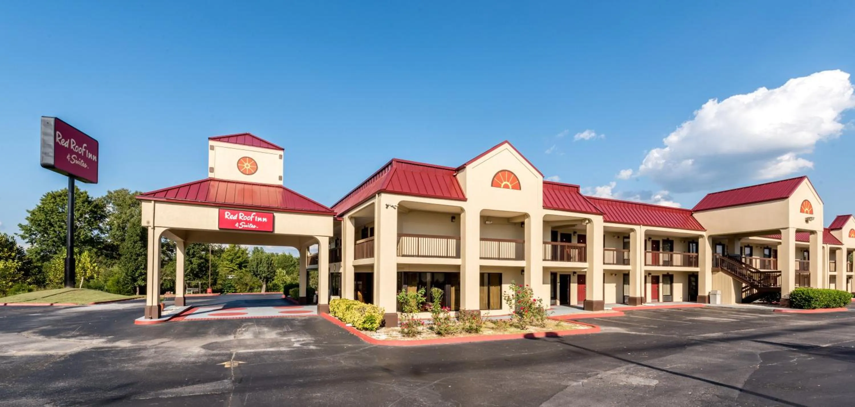 Property building in Red Roof Inn & Suites Clinton, TN