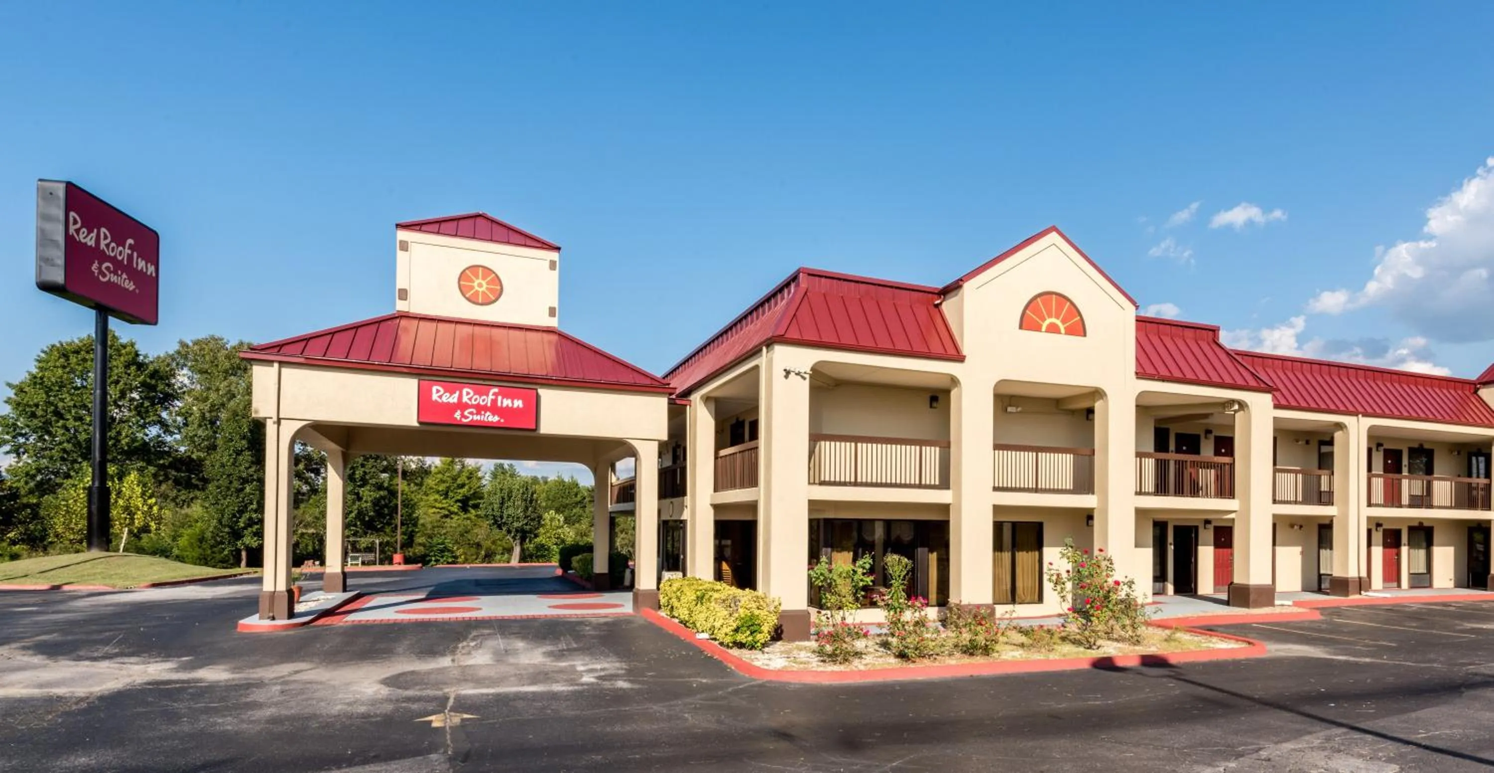 Property building in Red Roof Inn & Suites Clinton, TN