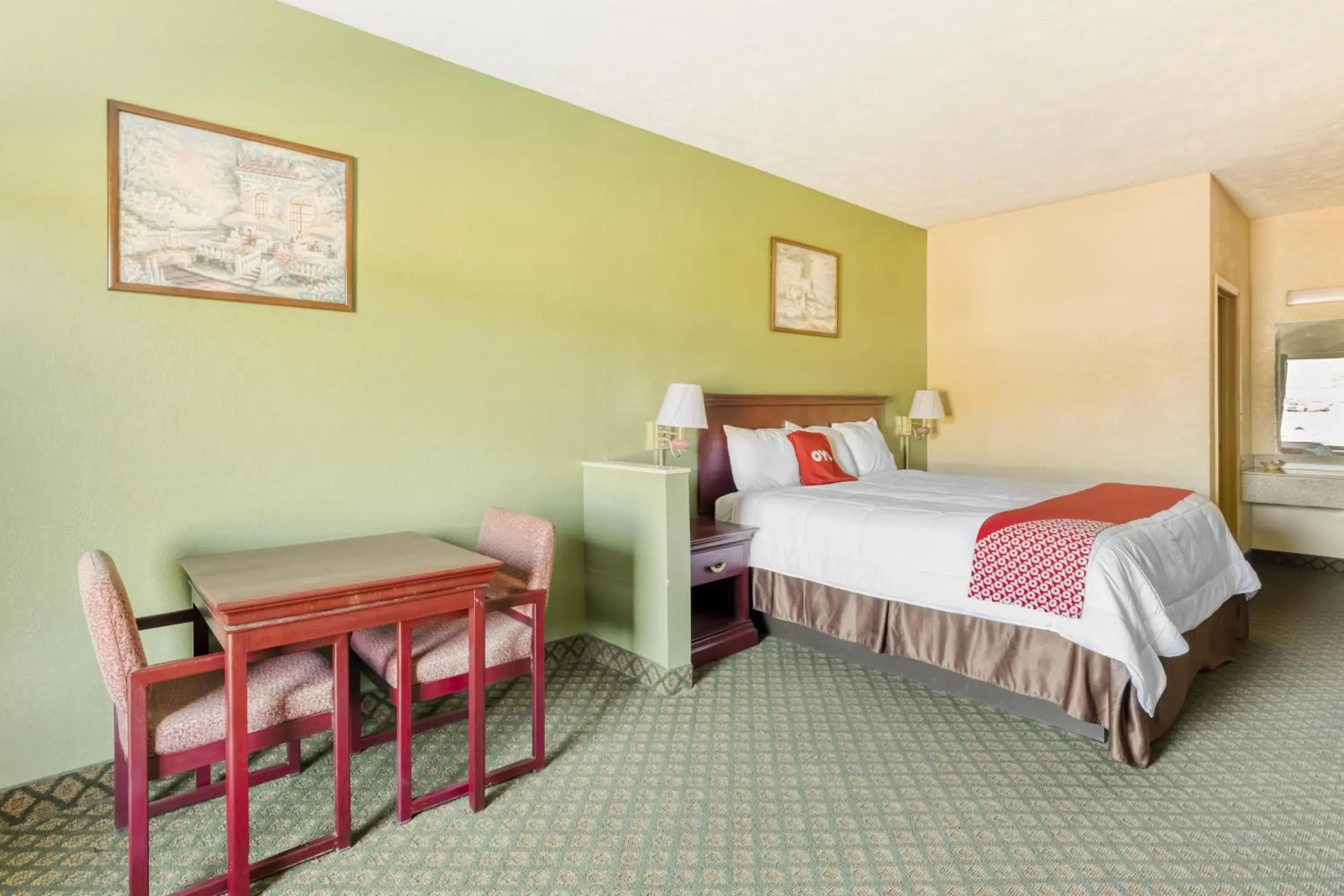 King Bed Smoking in OYO Hotel Grenada West King Bed Smoking in OYO Hotel Grenada West