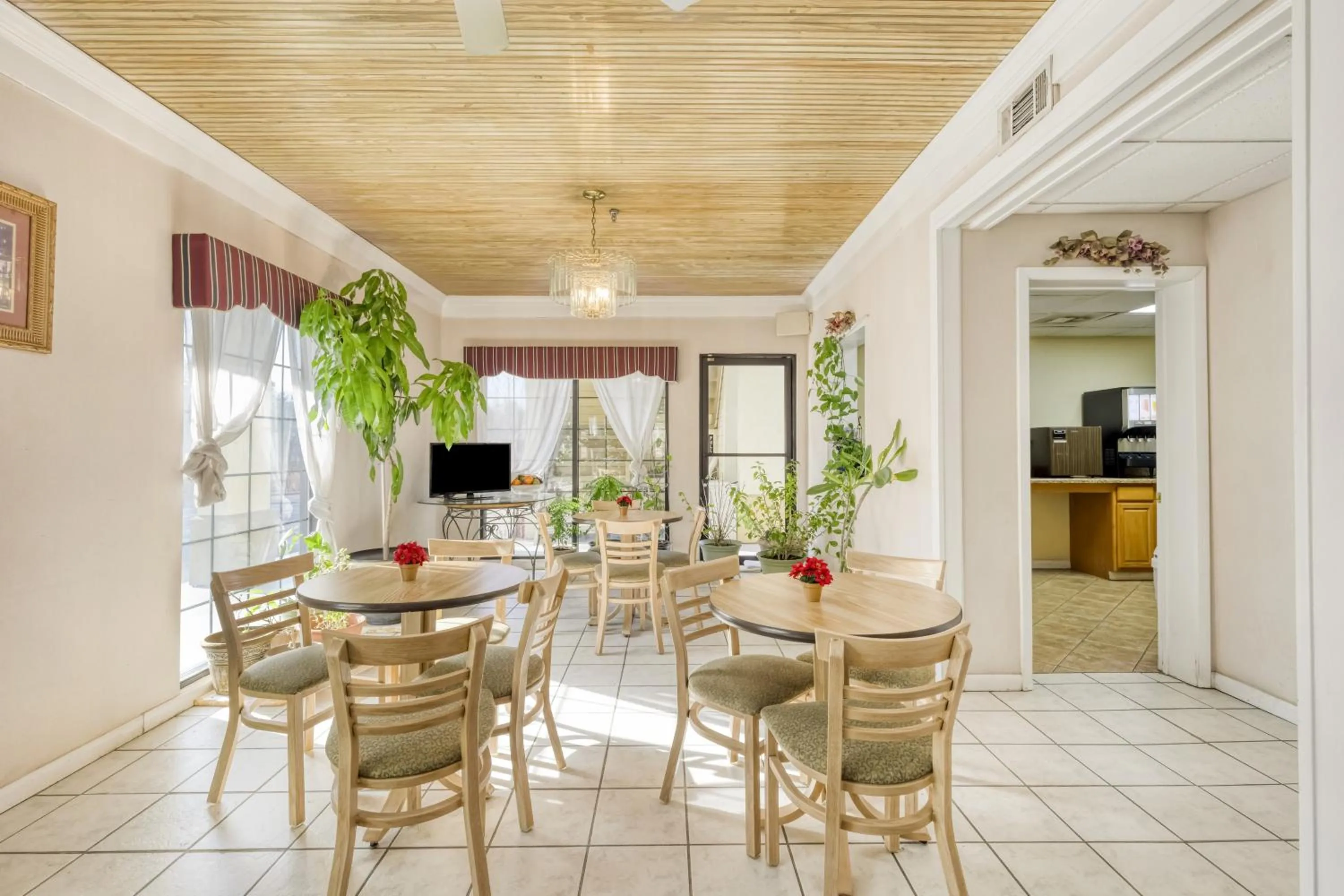 Restaurant/places to eat in OYO Hotel Grenada West