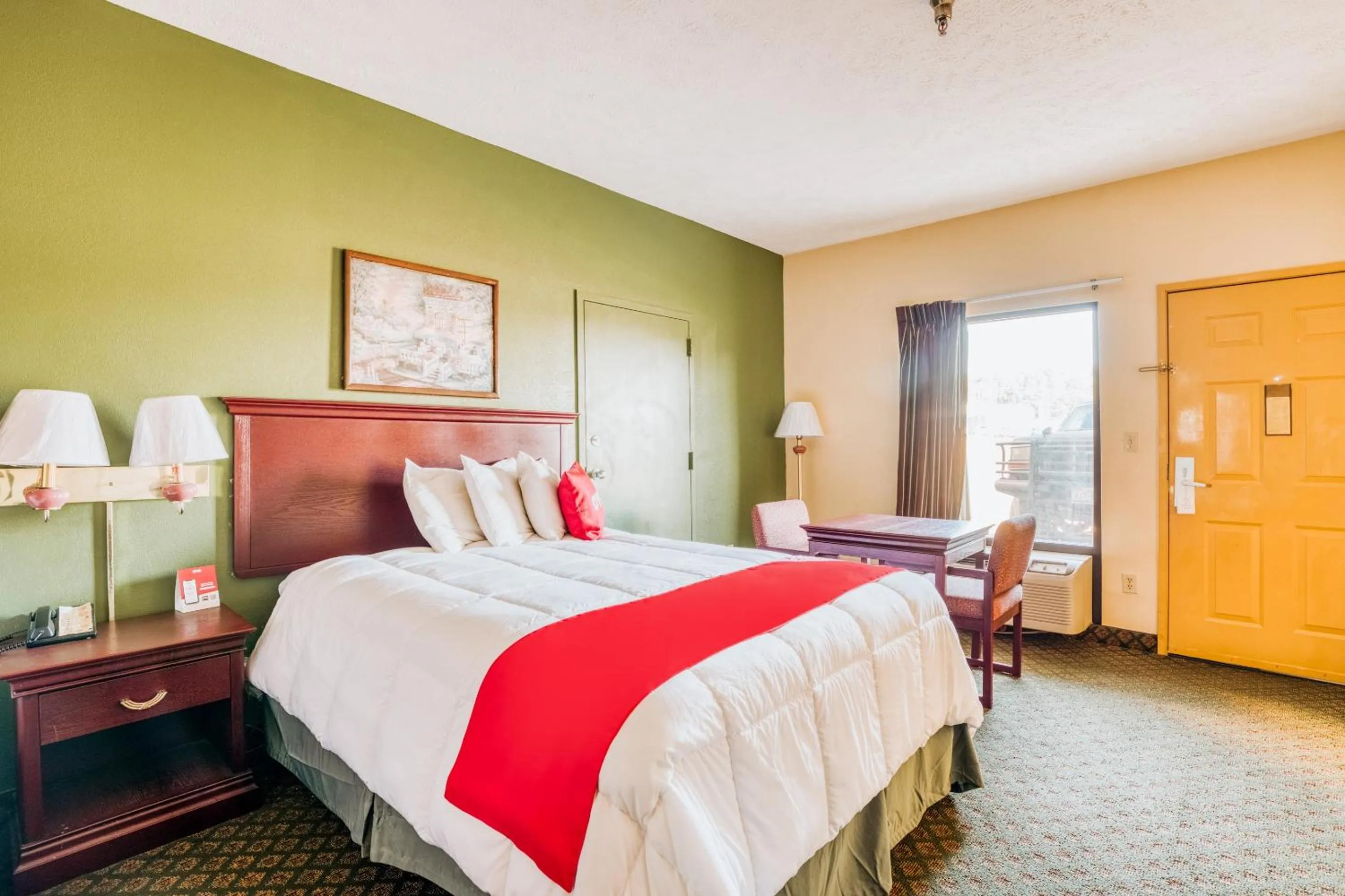 Bedroom, Bed in OYO Hotel Grenada West