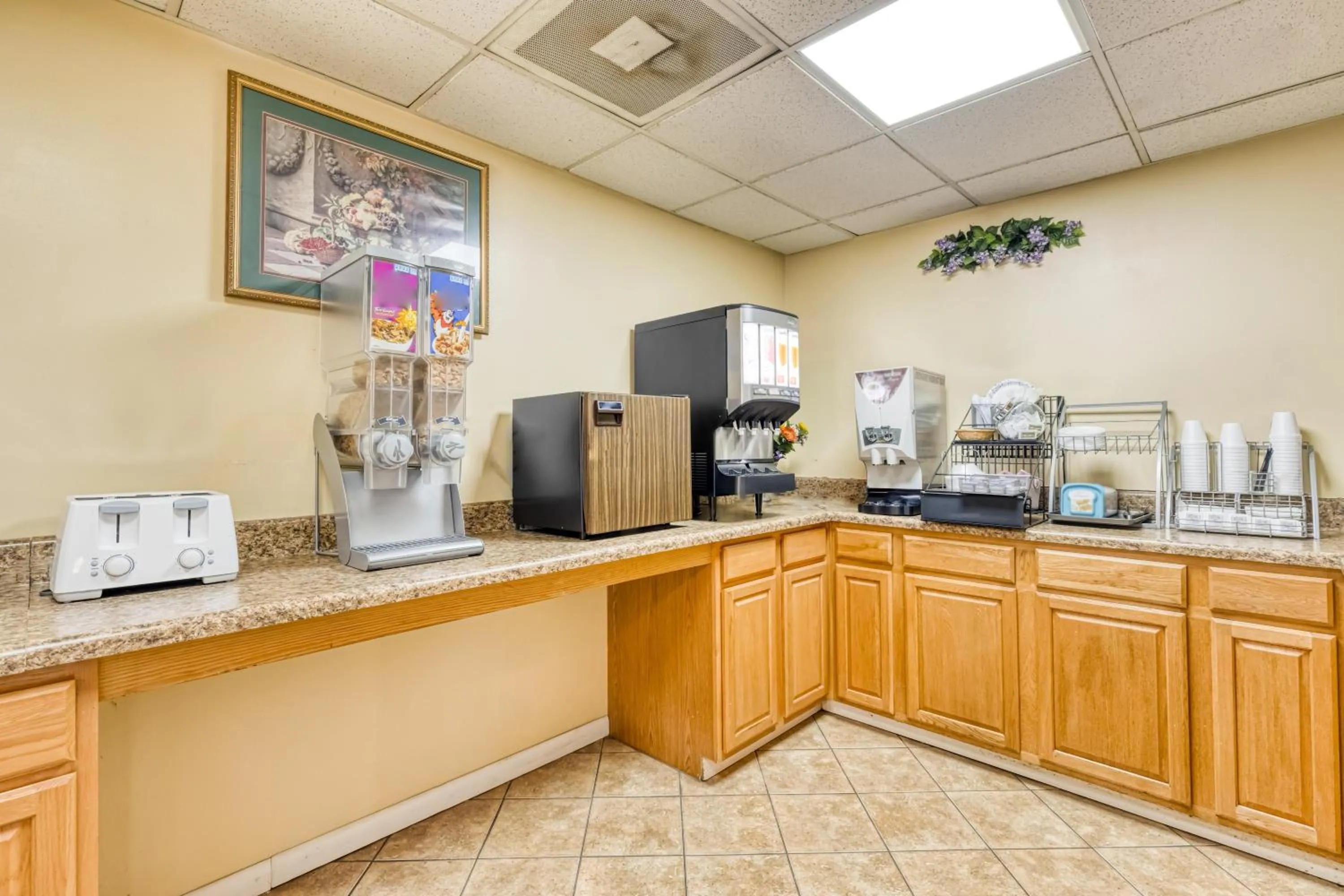 Kitchen or kitchenette in OYO Hotel Grenada West