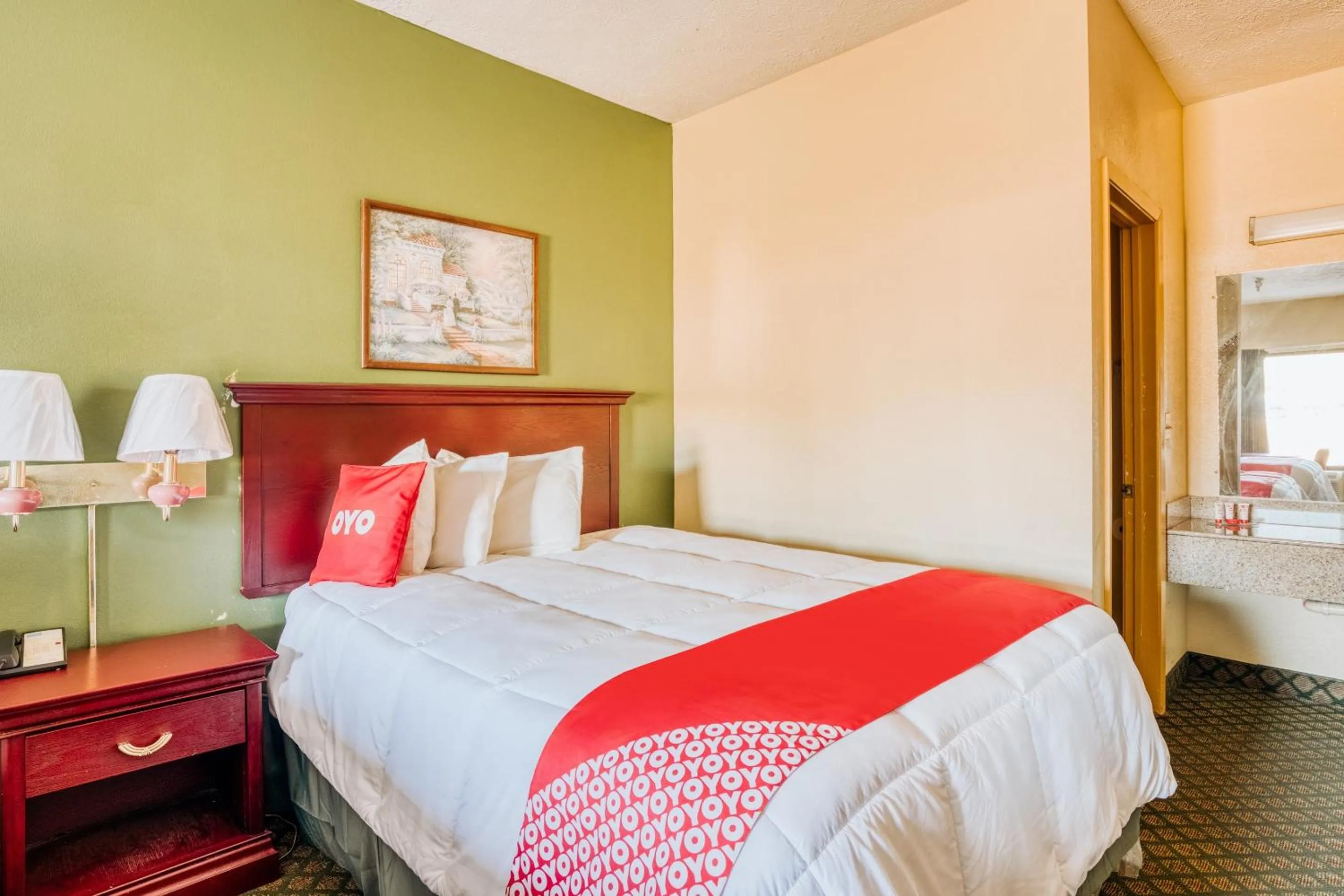 Bedroom, Bed in OYO Hotel Grenada West