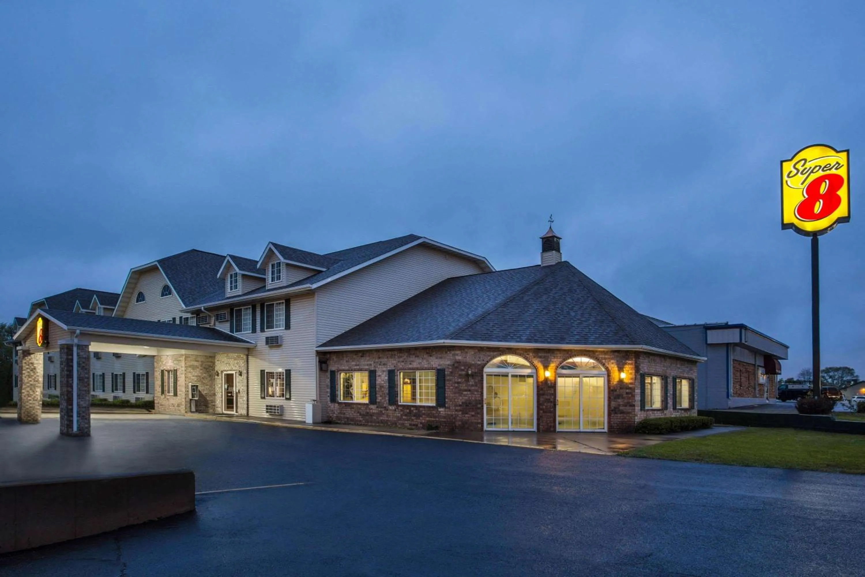 Property building in Super 8 by Wyndham Reedsburg