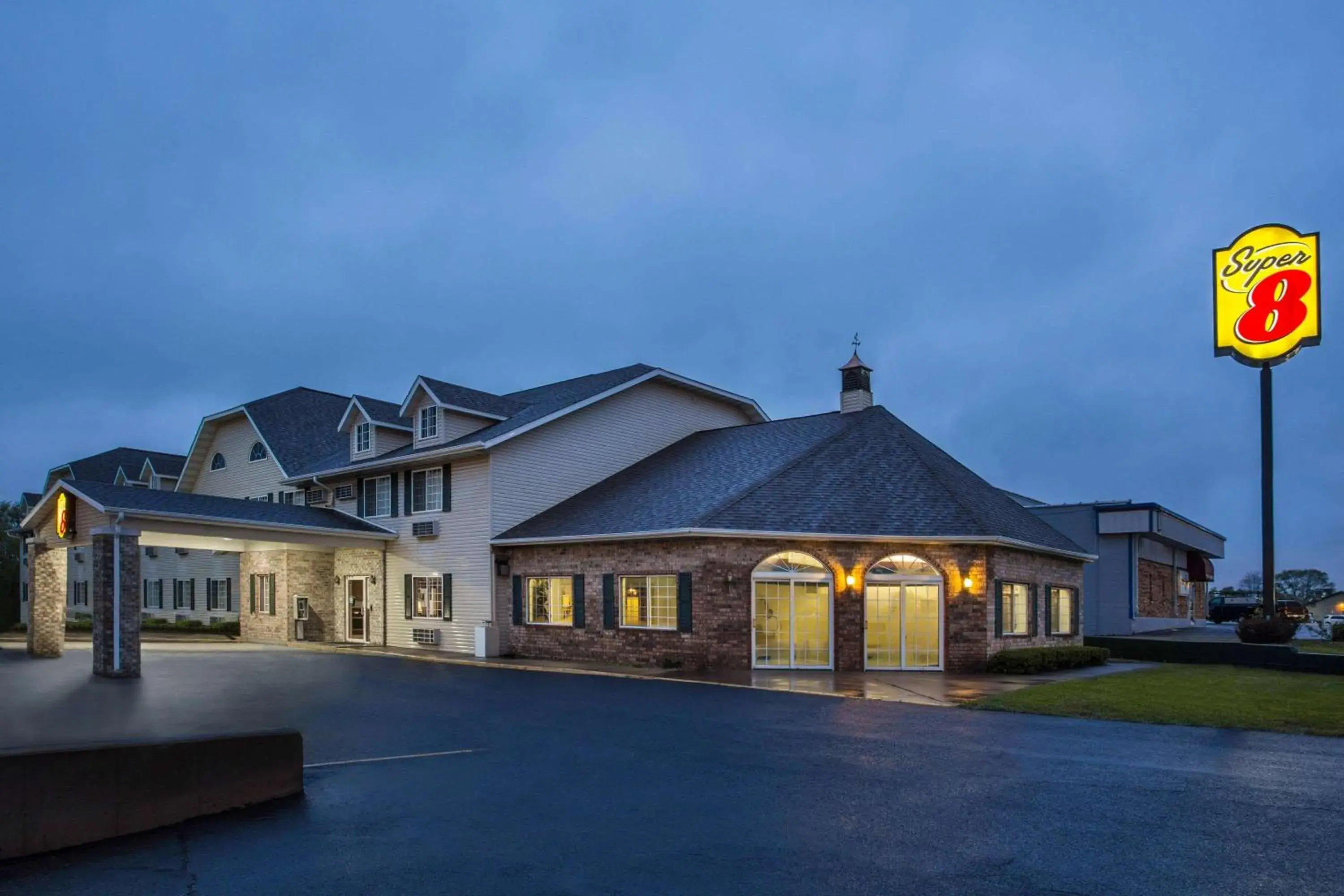 Property building in Super 8 by Wyndham Reedsburg Property building in Super 8 by Wyndham Reedsburg