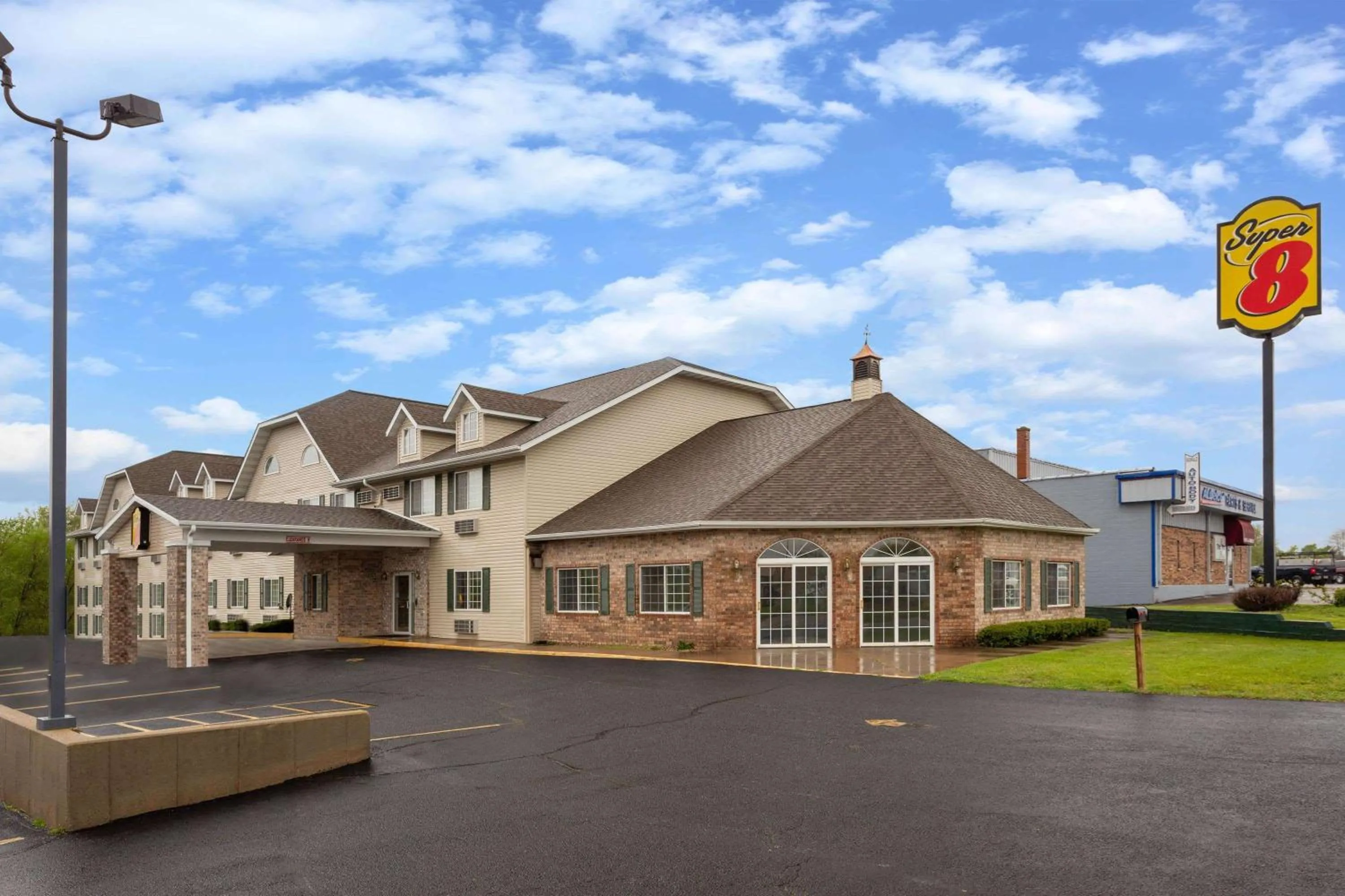 Day in Super 8 by Wyndham Reedsburg