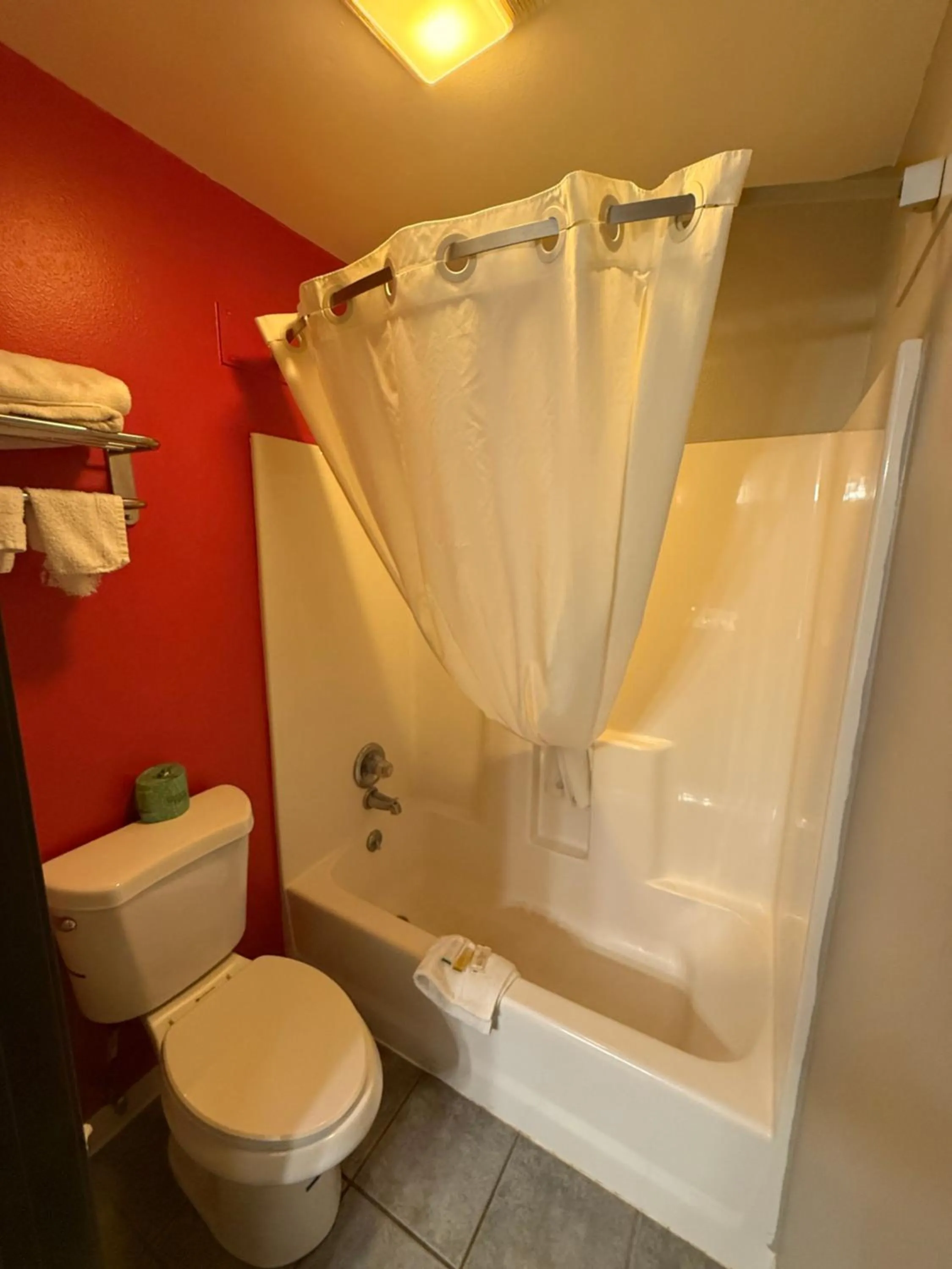 Super 8 by Wyndham Reedsburg