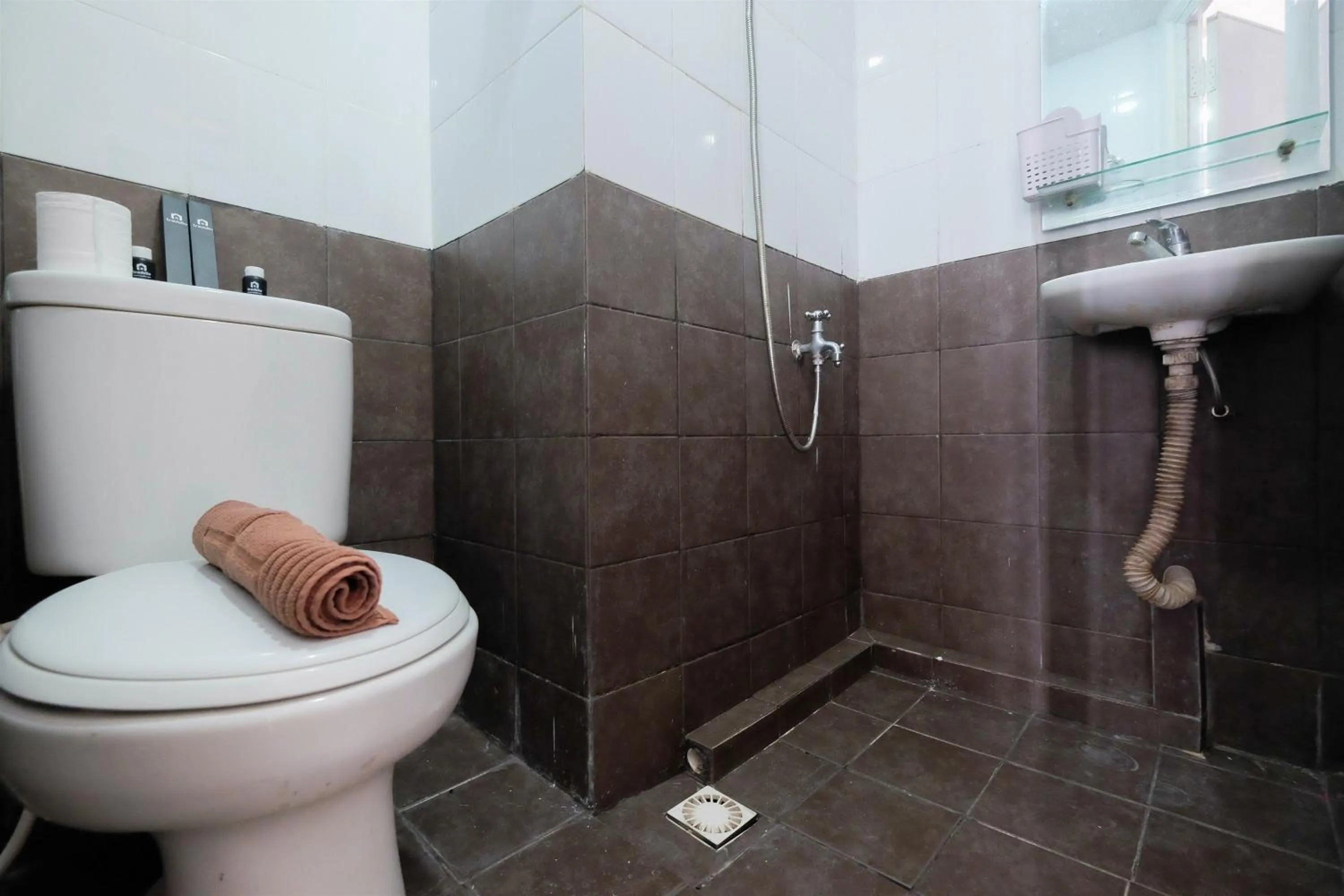 Bathroom in Homey and Relaxing 2BR Green Pramuka City Apartment By Travelio